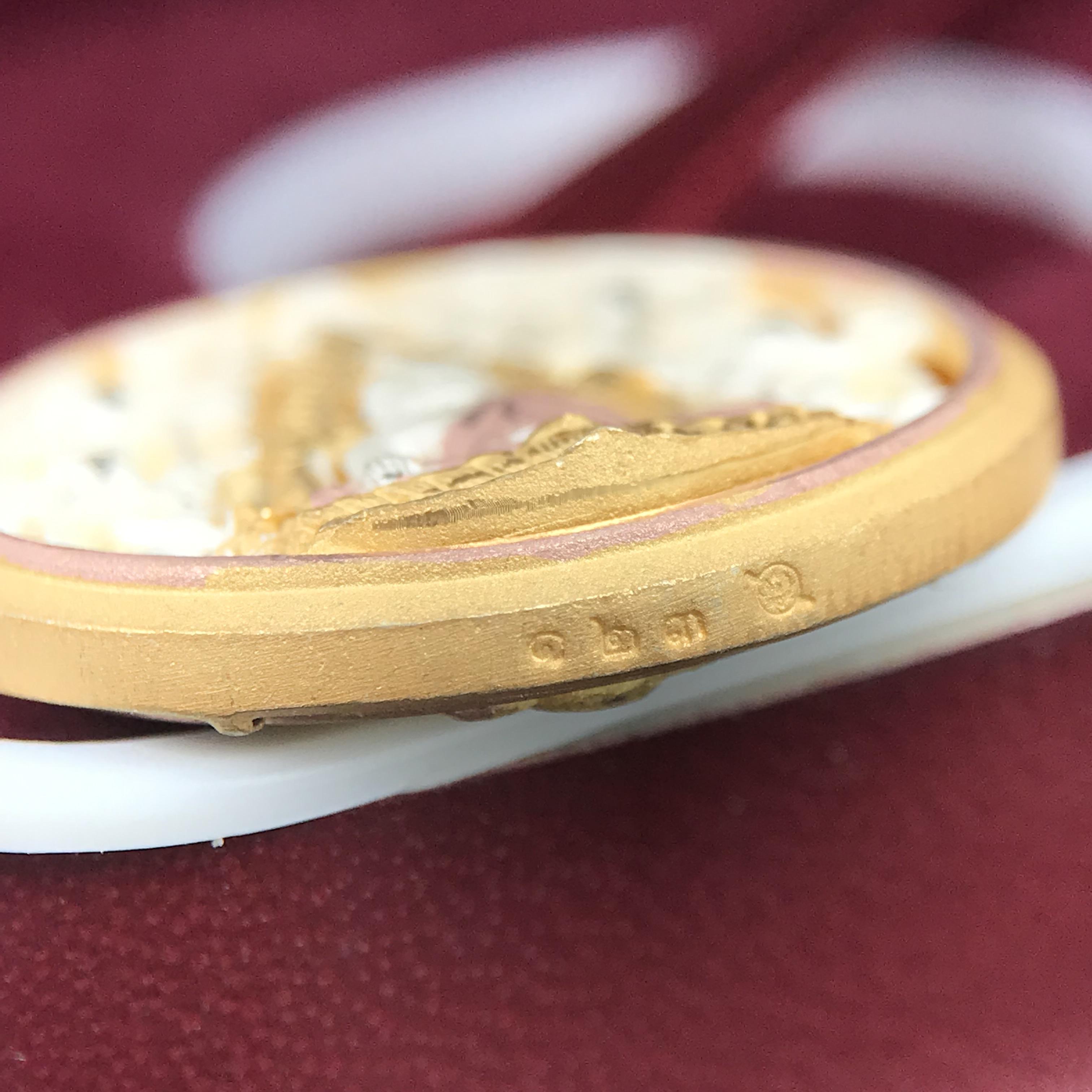 พระพุทธชินราช รุ่น ประวัติศาสตร์ มูลนิธิเพื่อตำรวจไทยจัดสร้าง ปี 2562 เนื้อเงินชุบสามกษัตริย์ขัดเงา พิมพ์เหรียญรูปไข่ฉลุลายไทย พิมพ์ใหญ่ พระพุทธชินราช แบบจิวเวอร์รี่(ขนาดสูง 2.9 ซม.)(สภาพสวยซีนซองเดิม กล่องบรรจุเดิมครบสมบูรณ์)(เลขเรียงสวย องค์หมายเลข 123)