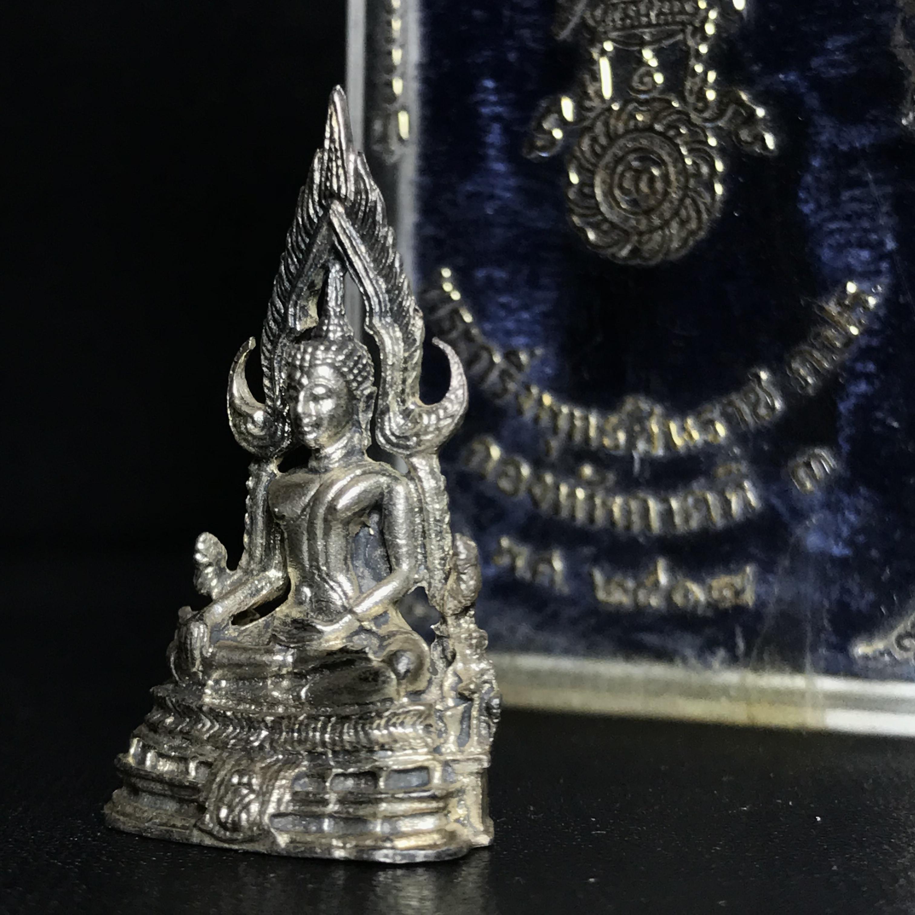 กริ่งพระพุทธชินราช ภปร. กองทัพภาคที่3จัดสร้าง ปี2517 เนื้อเงินกล่องเดิม(คัดสภาพสวย)(เลขนับเบอร์เรียงสวย)(หายาก)(ในหลวง ร.9 เสด็จในพิธี)(1ใน2000องค์))