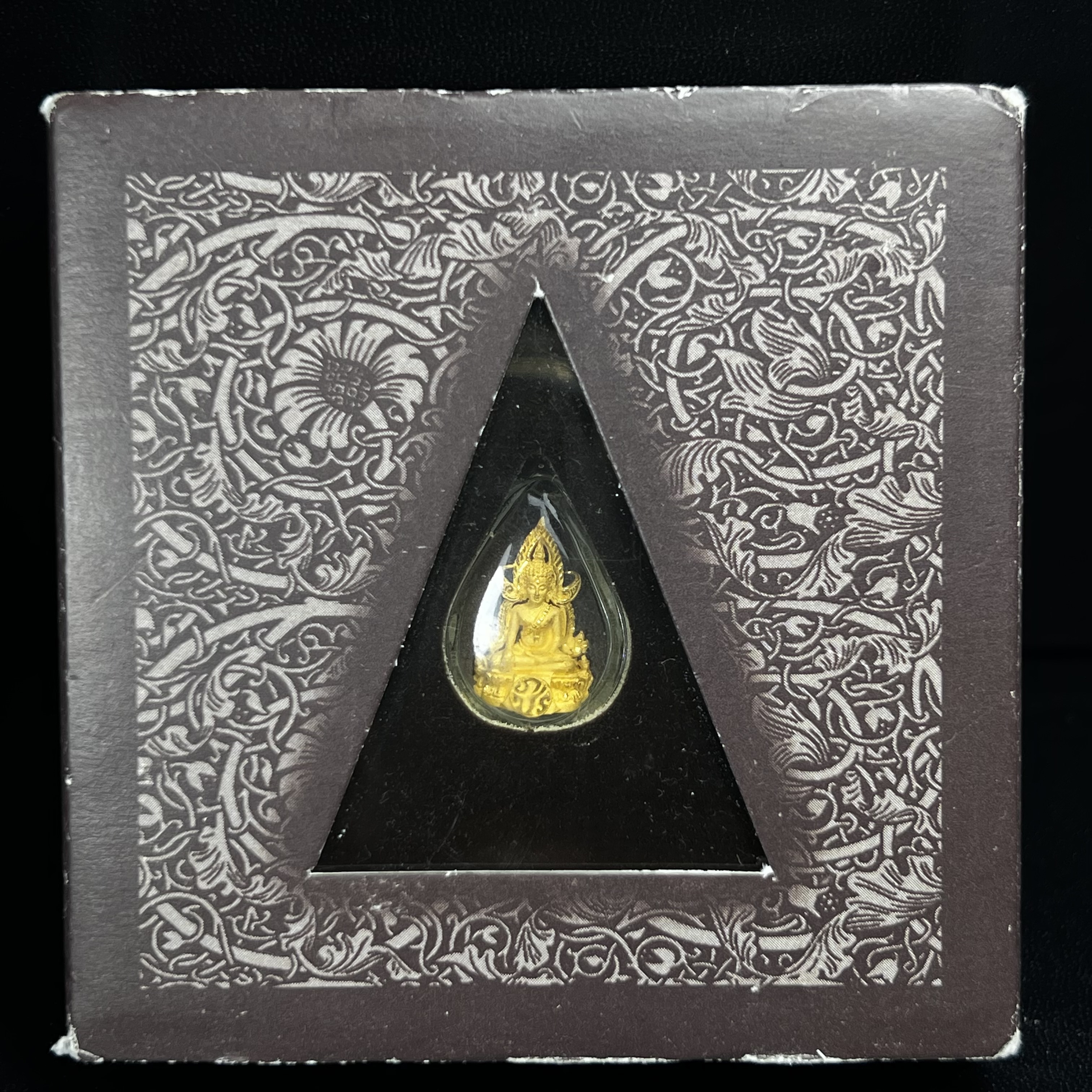 พระพุทธชินราช ภปร. โครงการ "เพราะแผ่นดินนี้ คือ แผ่นดินเกิด" ปี 2548(รุ่นแรก) ลอยองค์เนื้อทองคำบริสุทธิ์ 96.5% (น้ำหนัก 2.5 กรัม) หน้าตัก 1/4 นิ้ว (ขนาด 1.6 x1.1 ซม.) พุทธศิลป์งดงามทรงคุณค่า รุ่นยอดนิยม