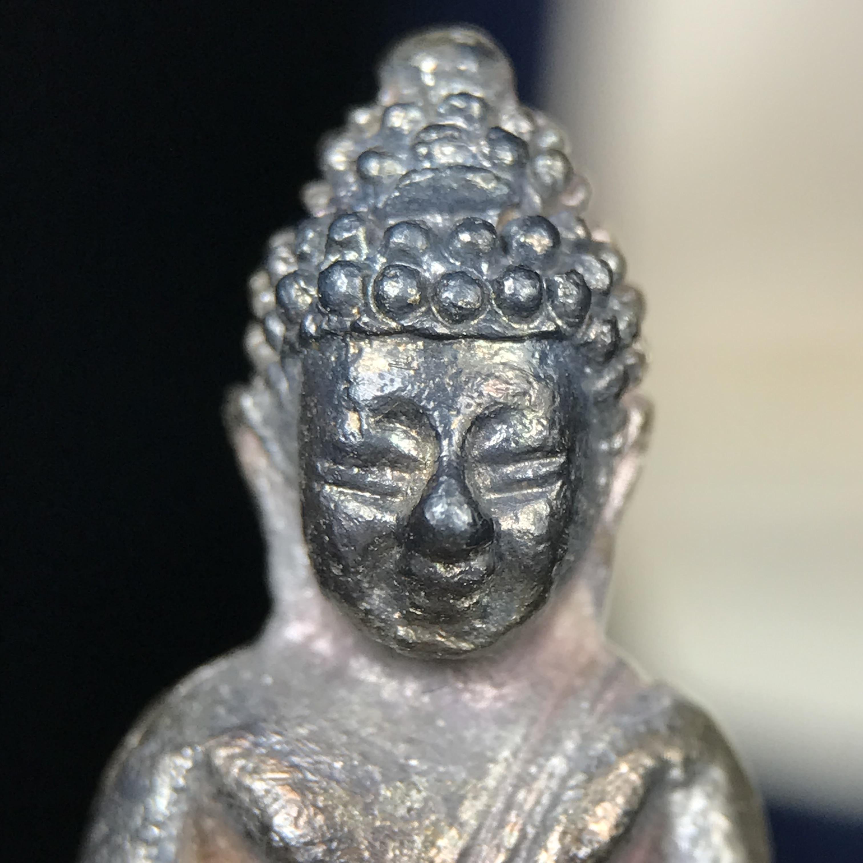 พระกริ่งศาสดา ภปร. วัดบวรนิเวศวิหาร ปี 2532 จัดสร้างในโอกาสสองทศวรรษรามาธิบดี เพื่อศูนย์การแพทย์สิริกิติ์ เนื้อเงิน(ผิวเดิมสวยงาม) (พิธีใหญ่ มวลสารมงคล สวยงามเข้มขลัง)สมเด็จพระญาณสังวร สมเด็จพระสังฆราชฯเสด็จเททอง***ตอกโค๊ตหมายเลข ๒๙๘***