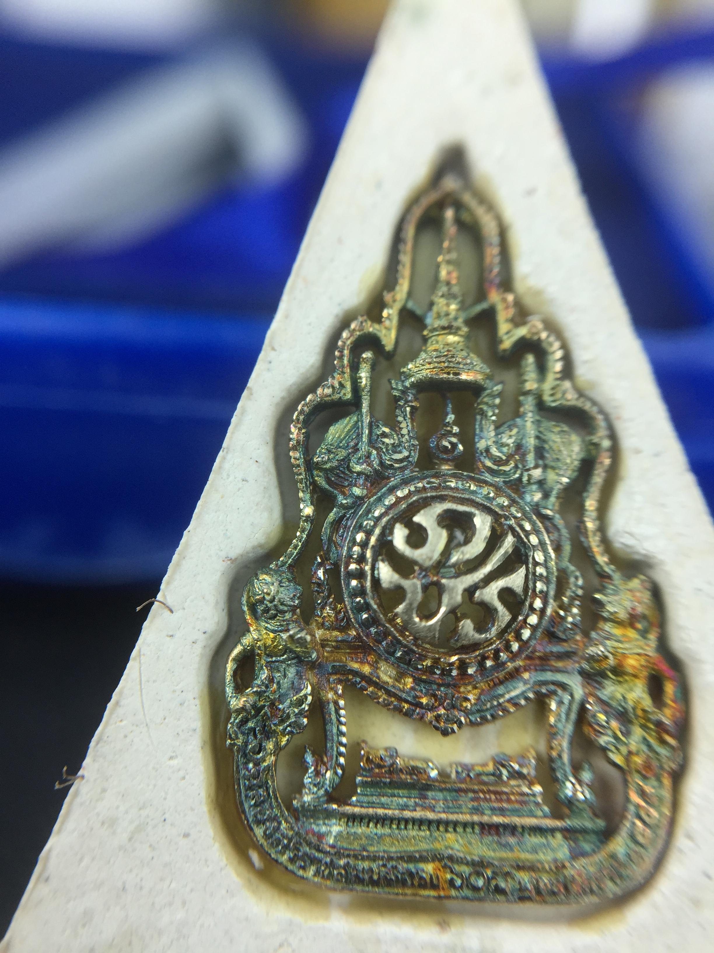 พระแก้วมรกต(จำลอง)ทรงเครื่องฤดูร้อน พระผงบูชา ด้านหน้าปิดทอง ด้านหลังตราฉลองสิริราชสมบัติครบ 60ปี เนื้อเงินขึ้นสีรุ้งธรรมชาติสร้างสรรค์งดงาม(รุ่นนี้ได้พระราชทานเส้นพระเจ้า(เส้นผม)รัชกาลที่9ในการจัดสร้าง)***องค์นี้พิเศษมองเห็นเส้นผมติดอยู่ด้านหลังชัดเจน***