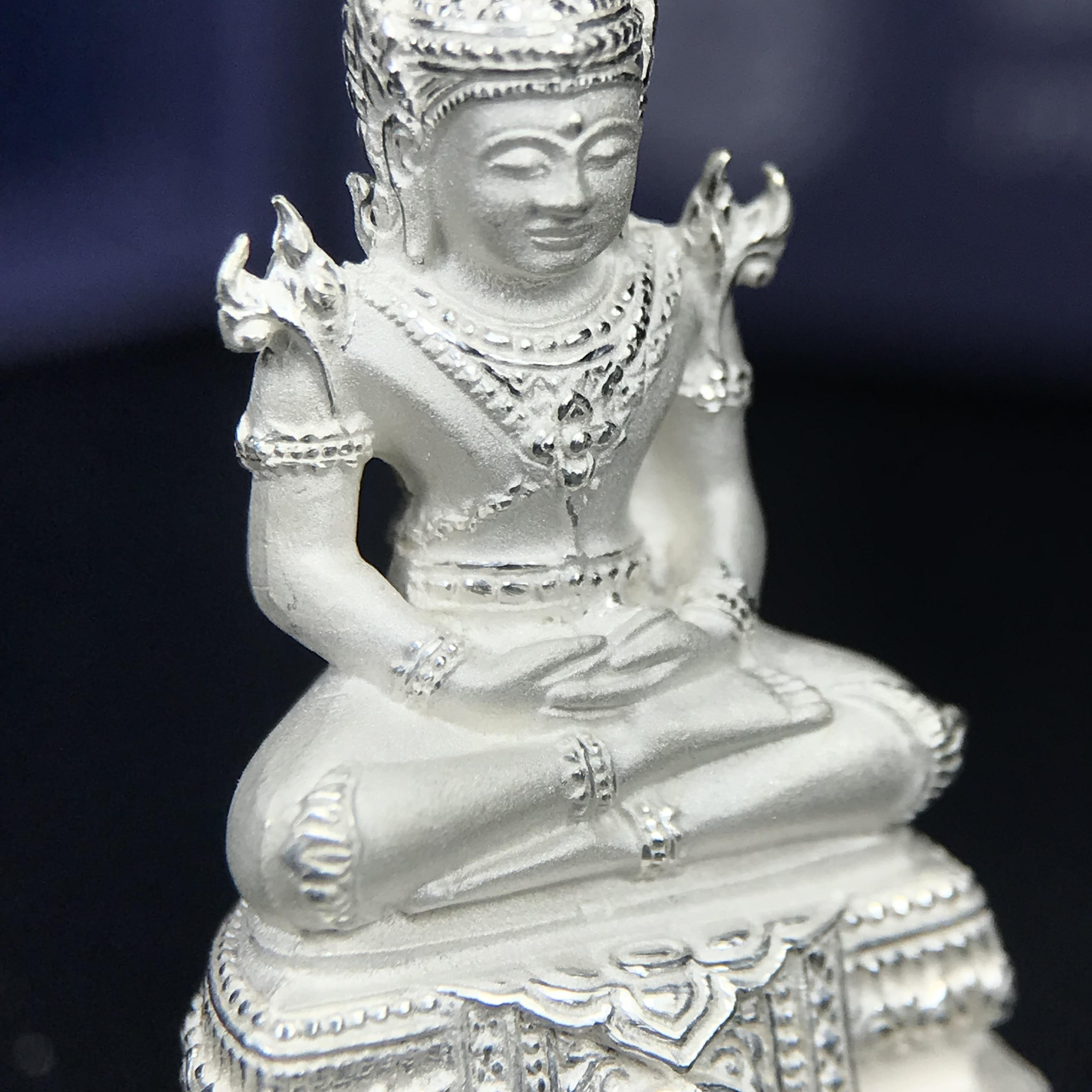 พระแก้วมรกต ภปร. ปี 2547 จัดสร้างโดยโรงพยาบาลภูมิพลอดุลยเดช เนื้อเงิน ลอยองค์ สูง 3.7 ซม.หน้าตัก 1/2 นิ้ว พิธีมหามังคาภิเษก ณ พระอุโบสถวัดพระศรีรัตนศาสดาราม(วัดพระแก้ว) งดงามทรงคุณค่าอีกหนึ่งรุ่นยอดนิยม หายาก(หมายเลขต้นๆหลักร้อย ๕๗๓)(1ใน3000องค์)