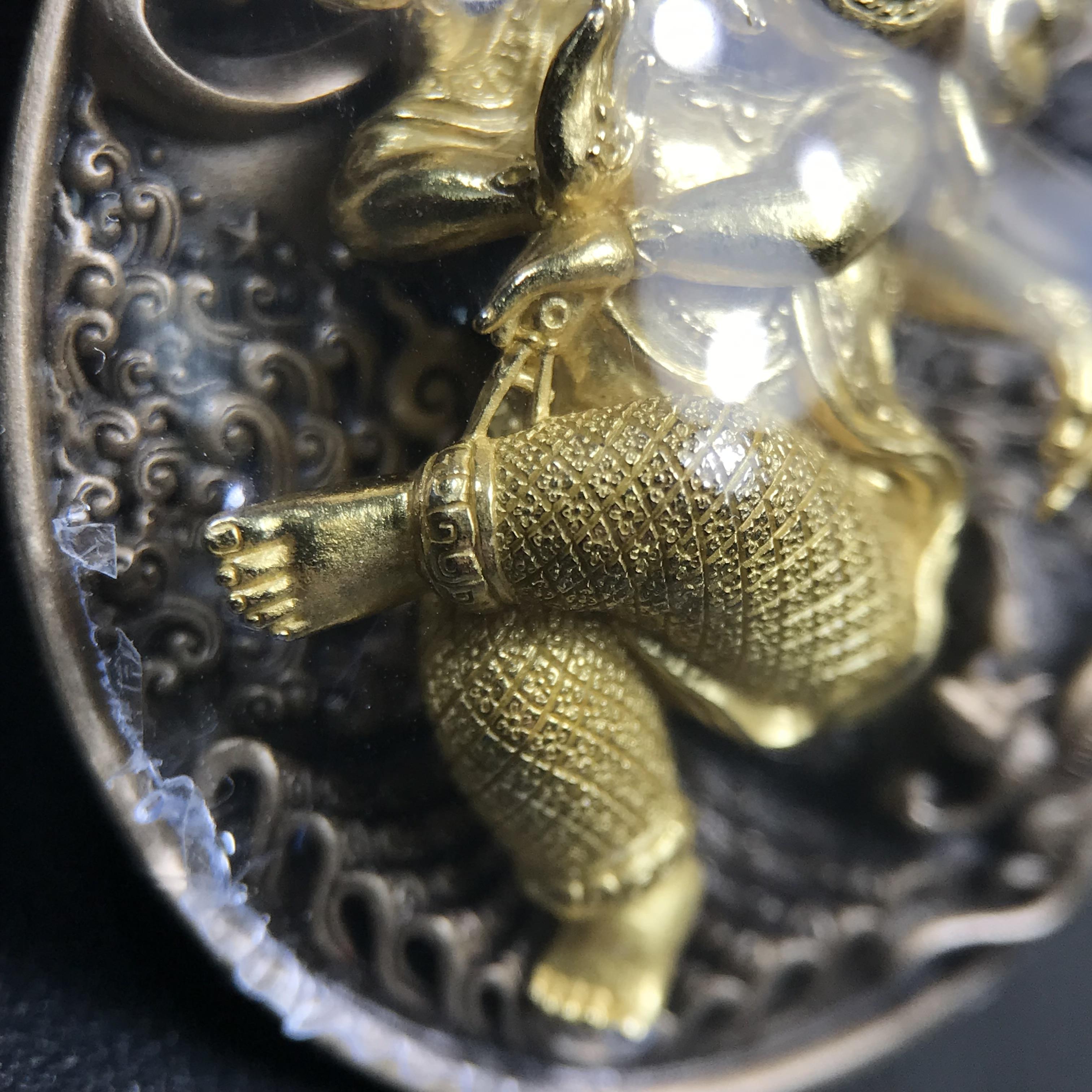 พระพิฆเนศ ประทานศิลป์ ที่ระลึกครบรอบ 50 ปี กลุ่มบ.แพรนด้าจิวเวลรี่ เนื้อบรอน์3กษัตริย์ ออกแบบได้สวยวิจิตรงดงาม ได้อัญเชิญมวลสารอันเป็นมงคลที่ได้ปลุกเสกแล้ว หลอมรวมเป็นเนื้อเดียวกับเหรียญ เพื่อความเป็นศิริมงคล สถิตย์สถาพร สืบไป