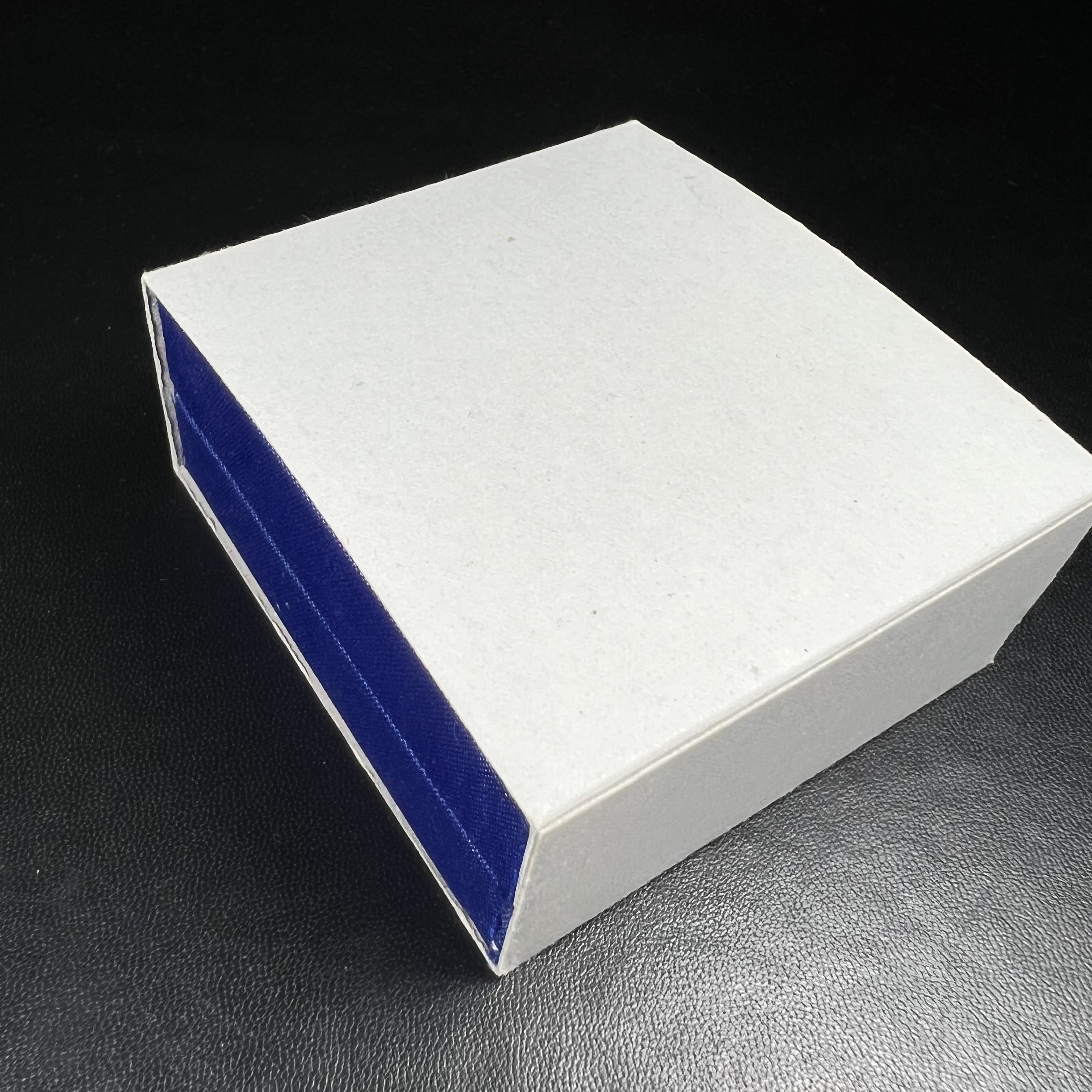 สมเด็จหลวงปู่ทวด วัดช้างให้ รุ่น เฉลิมพระเกียรติ ตราสัญลักษณ์ มวก. พิมพ์รูปไข่เนื้อเงิน-สามกษัตริย์ ปี 2544 พิธีพุทธาภิเษกใหญ่ ณ อุโบสถวัดช้างให้และอุโบสถวัดพระศรีรัตนศาสดาราม ( วัดพระแก้ว )โดยนิมนต์เกจิชื่อดังสายใต้ทั้งหมดจำนวน 108 รูป