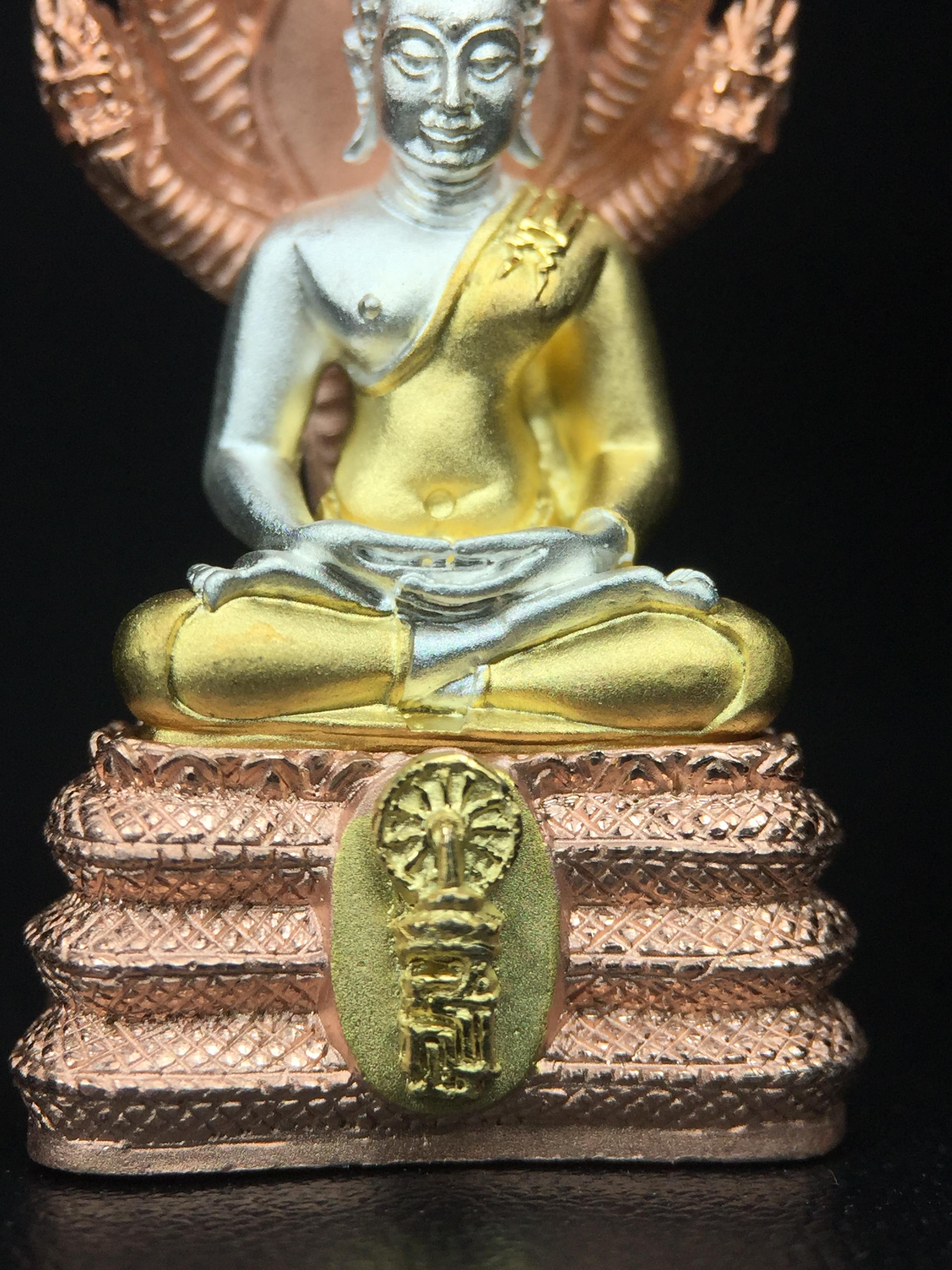 พระนาคปรก สธ. รุ่นสร้างพระอุโบสถเฉลิมพระเกียรติ 4 รอบ 84 พรรษา สมเด็จพระเทพรัตนราชสุดาฯ วัดบวรนิเวศวิหาร ปี 2543 พิมพ์ใหญ่ เนื้อเงินบริสุทธิ์ ชุบสามกษัตริย์แบบพ่นทรายขัดเงาบางส่วน(สภาพ สวย )พิธีใหญ่ พุทธศิลป์งดงาม หายาก (1 ใน 1999 องค์)