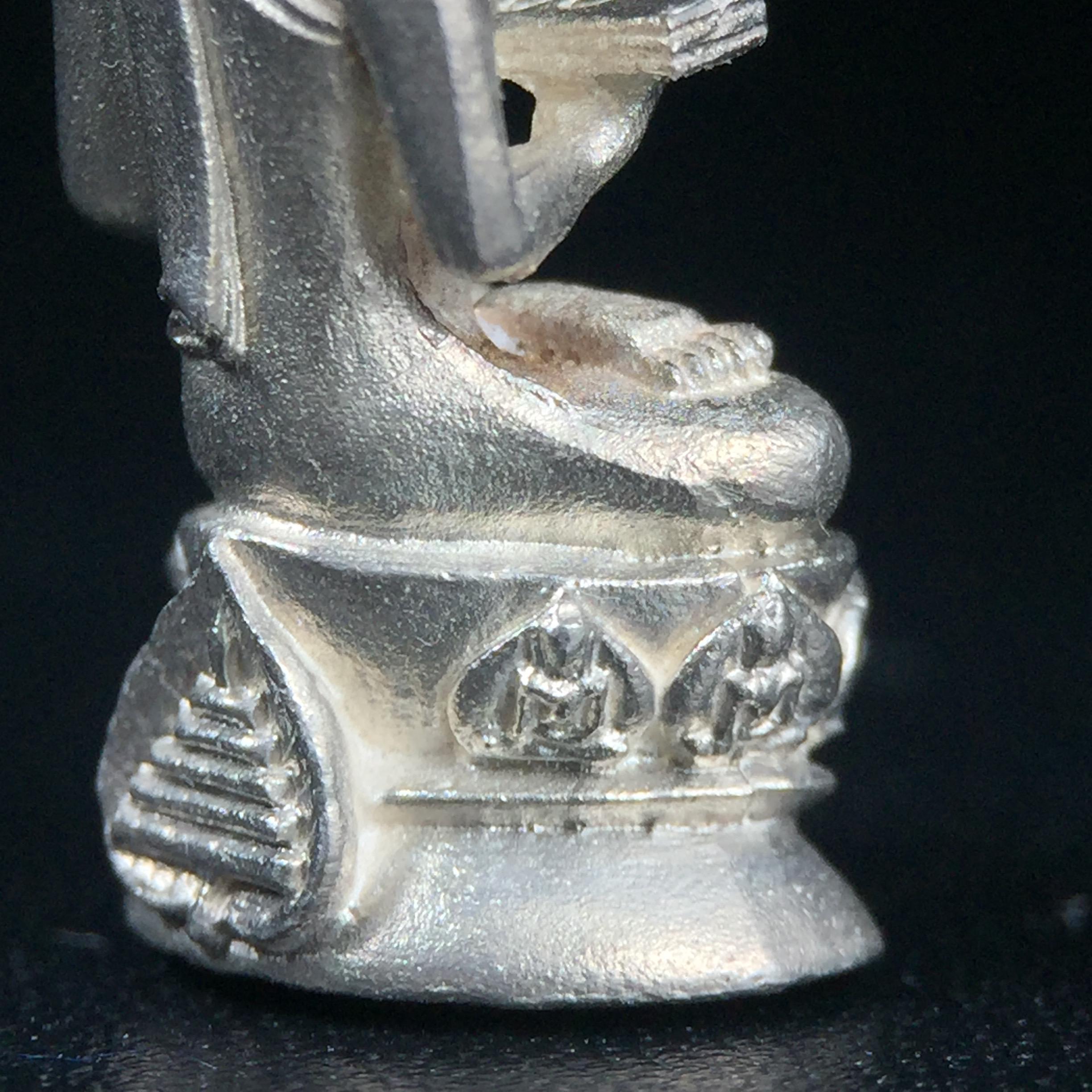 พระกริ่งปรมานุชิตชิโนรส วัดพระเชตุพนวิมลมังคลาราม(วัดโพธิ์) ปี2533 เนื้อเงิน ( ในหลวงรัชกาลที่9เสด็จเททอง)พิธีใหญ่ งดงามด้วยพุทธศิลป์เปี่ยมด้วยพุทธคุณ อีกหนึ่งรุ่นที่แนะนำสะสมบูชา