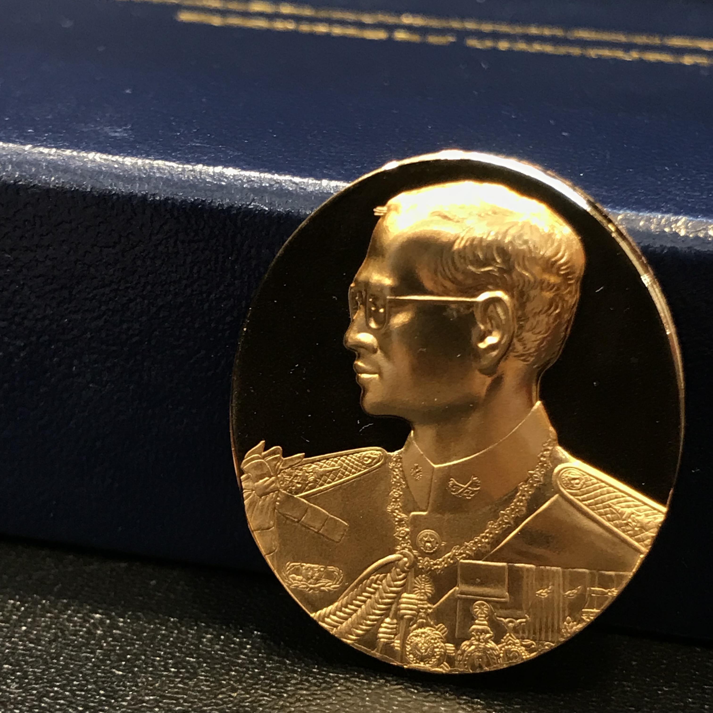 เหรียญรัชกาลที่9 ที่ระลึกสร้างพระมหาธาตุเจดีย์ภักดีประกาศ เนื้อบรอนซ์สวิส 15 กรัม(ขัดเงา)สภาพสวยมาก พร้อมกล่องเดิมๆ