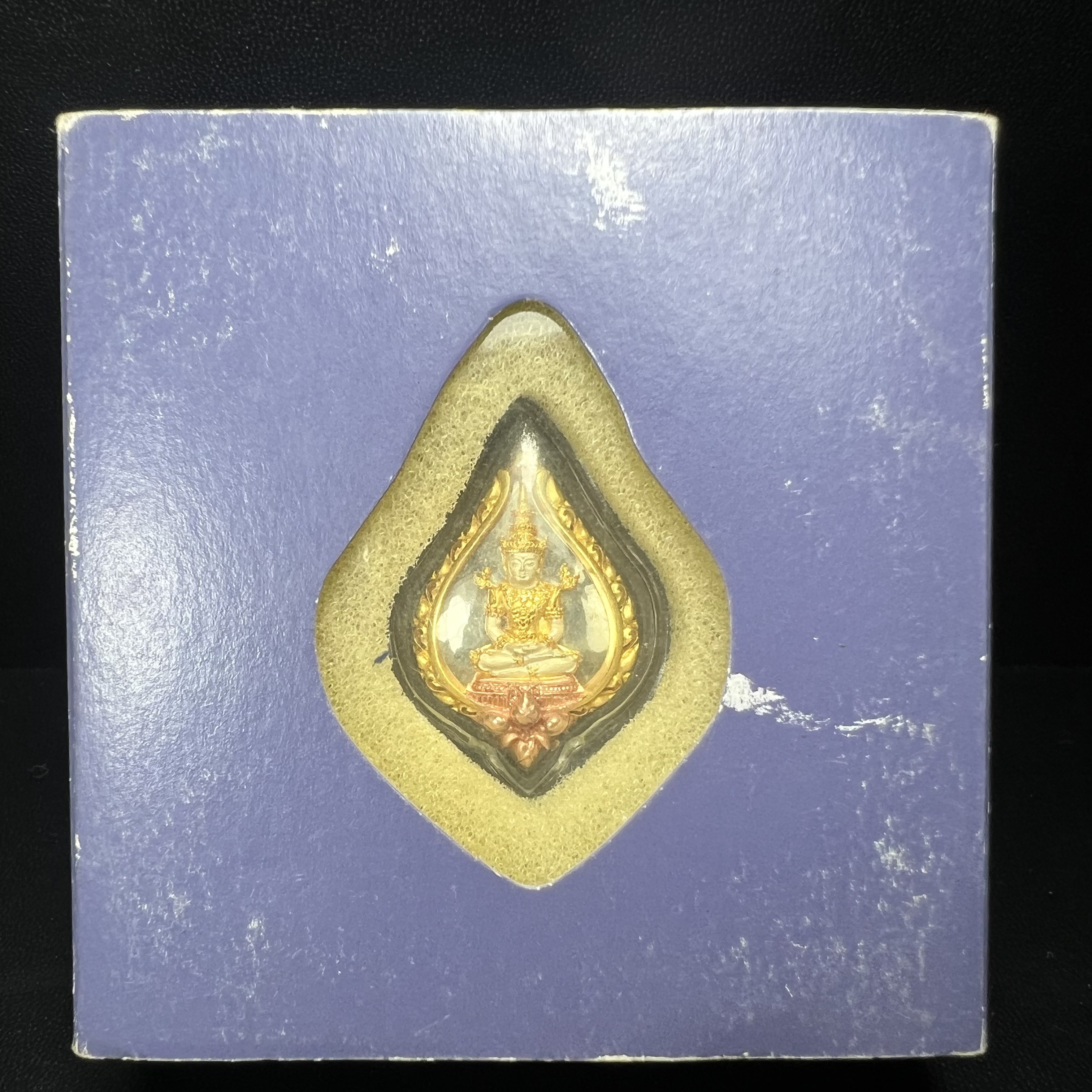 พระแก้วมรกต ภปร. ปี2547 จัดสร้างโดย รพ.ภูมิพลฯ เนื้อเงิน (3 กษัตริย์)เหรียญทรงดอกบัว งดงามทรงคุณค่าอีกหนึ่งรุ่นยอดนิยม หายาก(1ใน3000องค์)