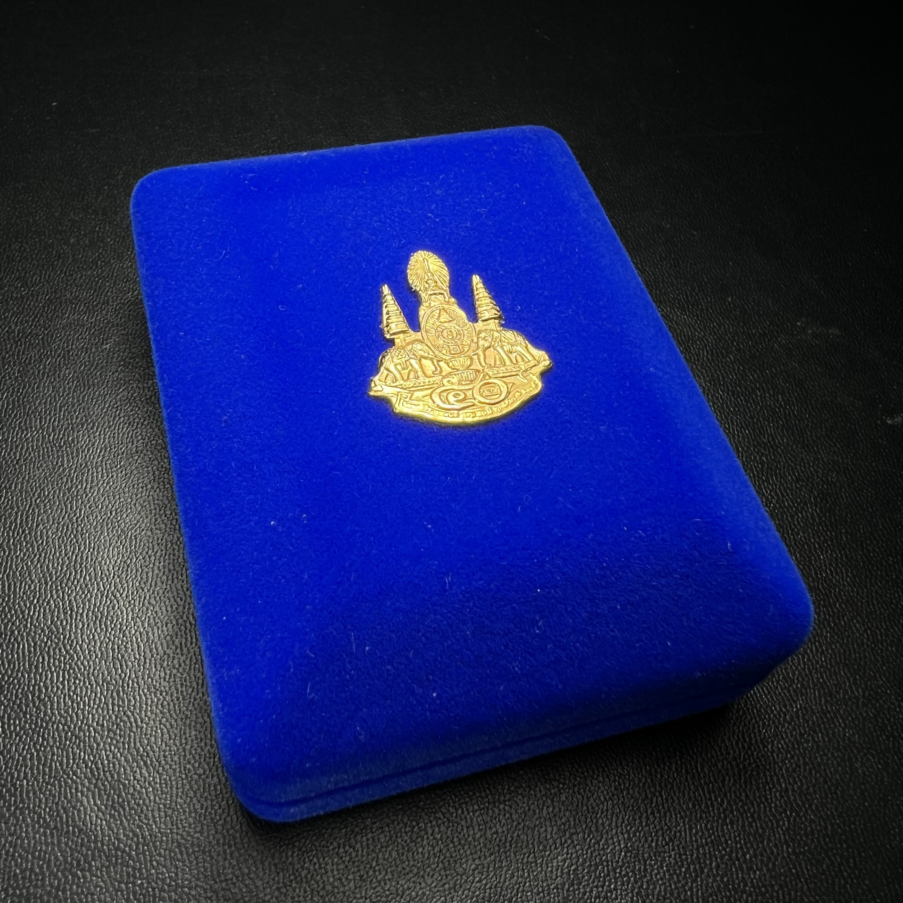 พระกริ่งหลวงพ่อโสธร ภปร. รุ่นกาญจนาภิเษก จัดสร้างในมงคลวโรกาสที่พระบาทสมเด็จพระเจ้าอยู่หัวรัชกาลที่9 เสด็จเถลิงถวัลย์สิริราชสมบัติ ครบ 50 ปี ในพุทธศักราช 2539 เนื้อเงิน(ผิวเดิมสวย)(พิธีใหญ่เข้มขลัง)1 ใน 9950 องค์