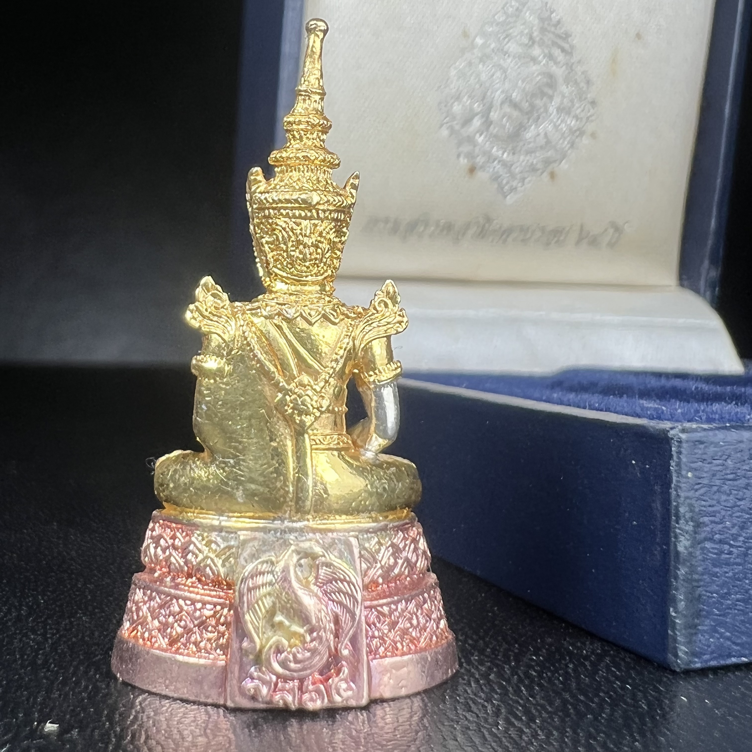 พระแก้วมรกต กรมสรรพสามิตจัดสร้างขึ้นเนื่องในโอกาสครบรอบ 64 ปีของกรมสรรพสามิต และเนื่องในวโรกาสที่พระบาทสมเด็จพระเจ้าอยู่หัวทรงครองราชย์ครบ 50 ปีในปีกาญจนาภิเษก เมื่อ พ.ศ.2539 เนื้อเงินรมดำขัดเงา(ชุบสามกษัตริย์ใหม่)พร้อมกล่องบรรจุเดิม