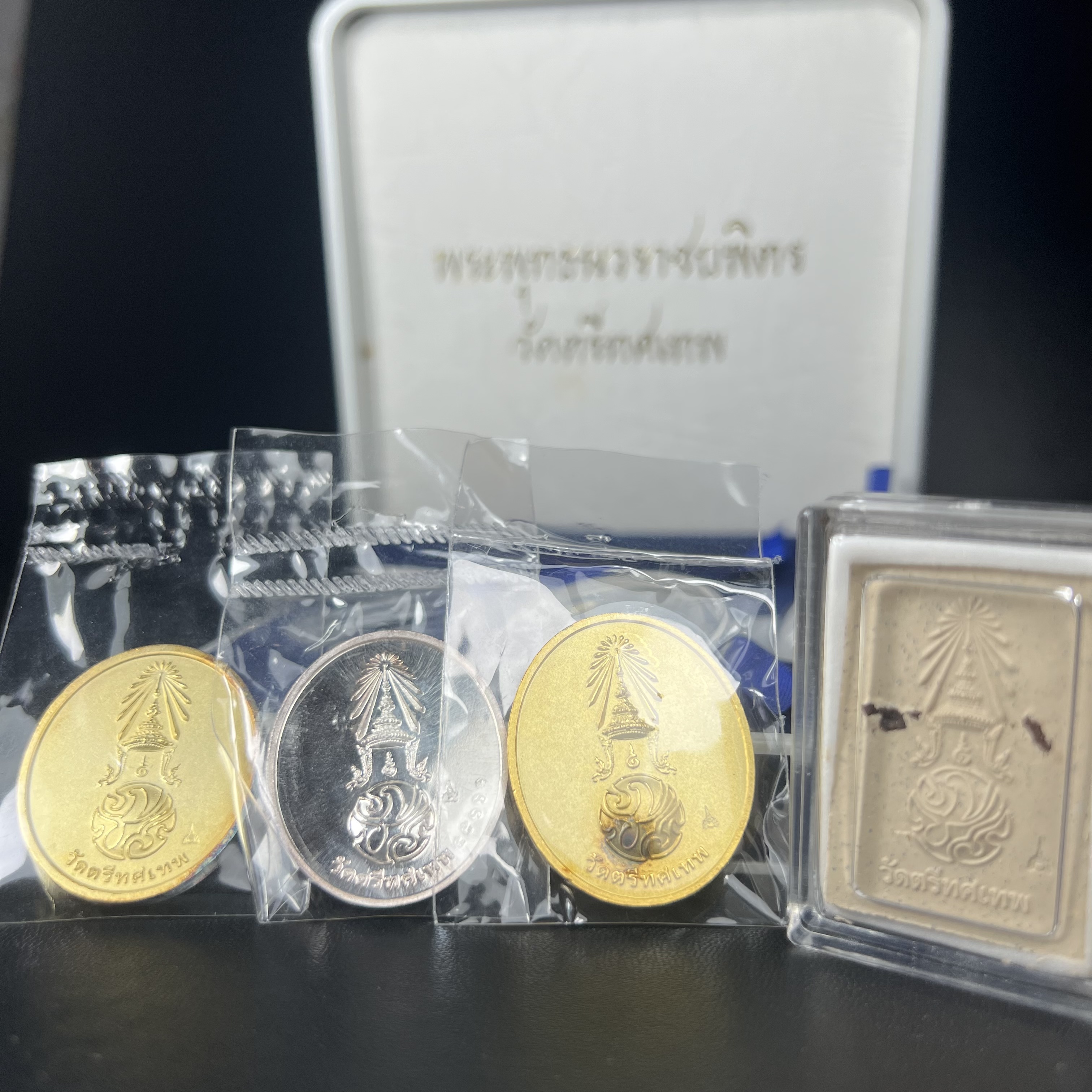 พระพุทธนวราชบพิตร ภปร. ที่ระลึก 7รอบ 84พรรษา รัชกาลที่ 9 วัดตรีทศเทพ จัดสร้าง พ.ศ. 2554 ชุดกรรมการ(หายากสร้าง 1ใน500ชุด)(รวม 4 รายการ)สภาพสวยซีนซองเดิมกล่องบรรจุเดิมครบสมบูรณ์