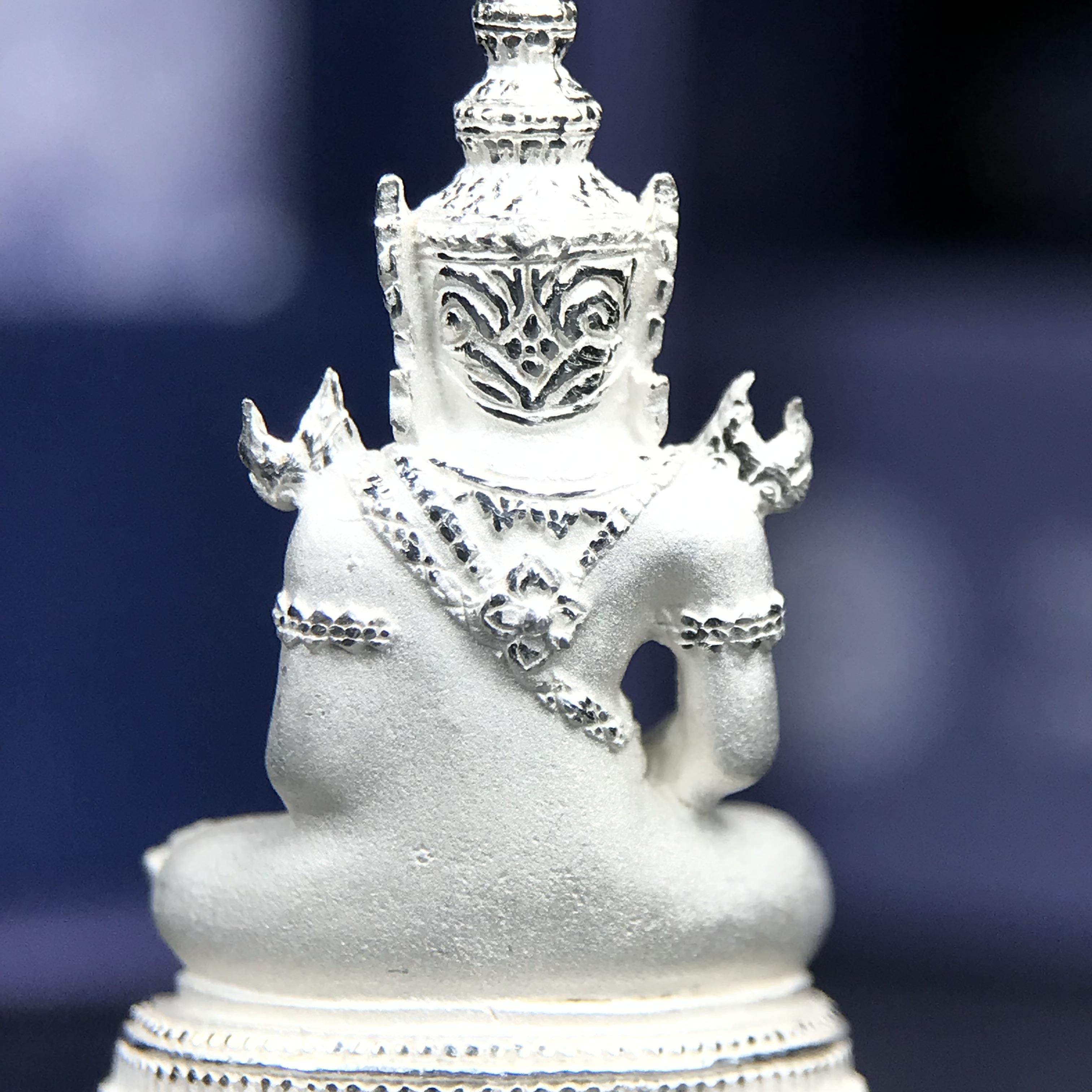 พระแก้วมรกต ภปร. ปี 2547 จัดสร้างโดยโรงพยาบาลภูมิพลอดุลยเดช เนื้อเงิน ลอยองค์ หน้าตัก 1/2 นิ้ว พิธีมหามังคาภิเษก ณ พระอุโบสถวัดพระศรีรัตนศาสดาราม(วัดพระแก้ว) งดงามทรงคุณค่าอีกหนึ่งรุ่นยอดนิยม หายาก(เลขสวยผมรวมได้เก้า หมายเลข ๑๐๘๙)(1ใน3000องค์)