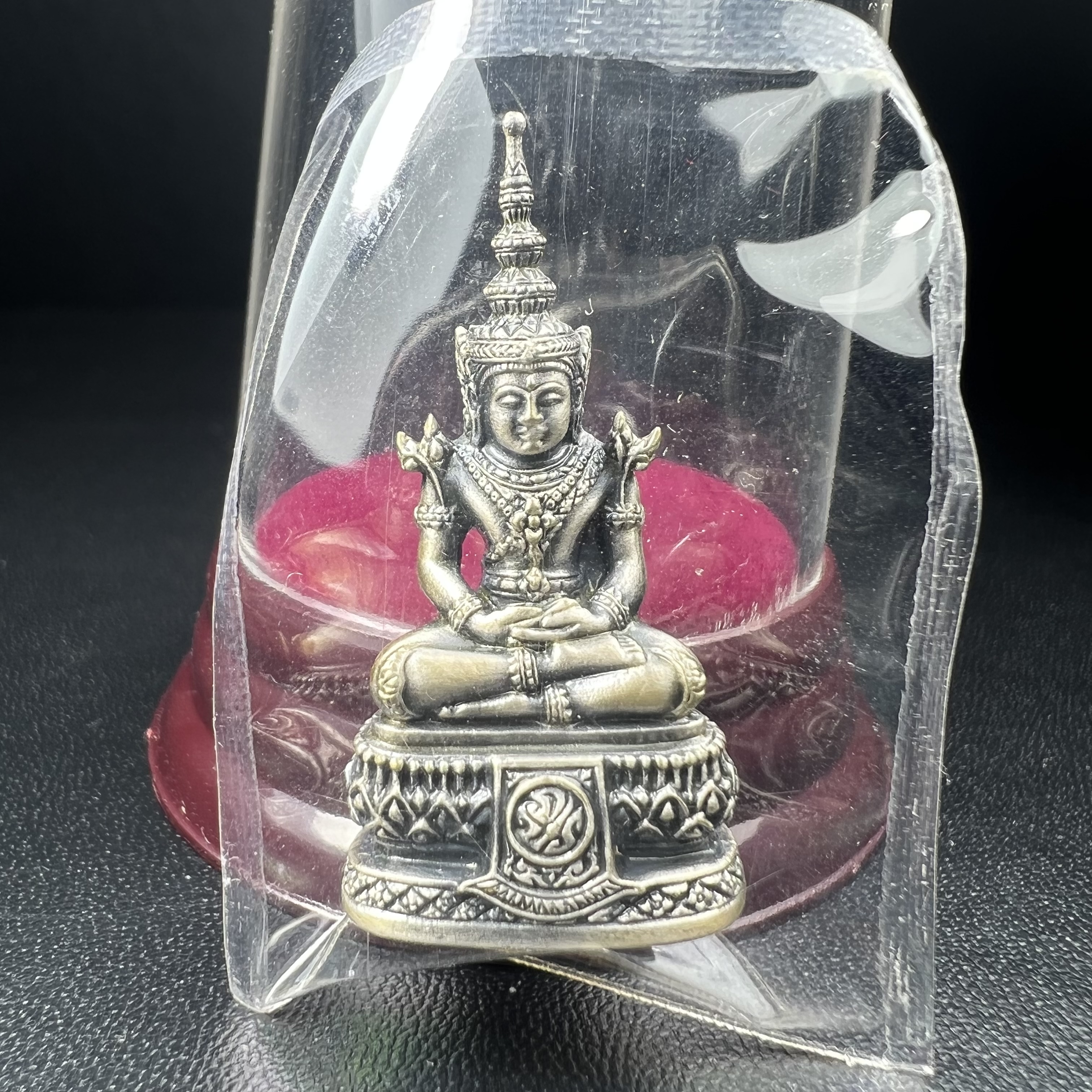 พระแก้วมรกต ภปร.(รุ่นแรก) ปี2545 รุ่นฉลองกรุงรัตนโกสินทร์ครบ 220 ปี พิมพ์ลอยองค์ใหญ่ เนื้ออัลปาก้า ชุบเงินลงดำ ขนาด 19*35 มม. พร้อมครอบตั้งโชว์เดิม องค์พระซีนซองเดิม สวยครบสมบูรณ์