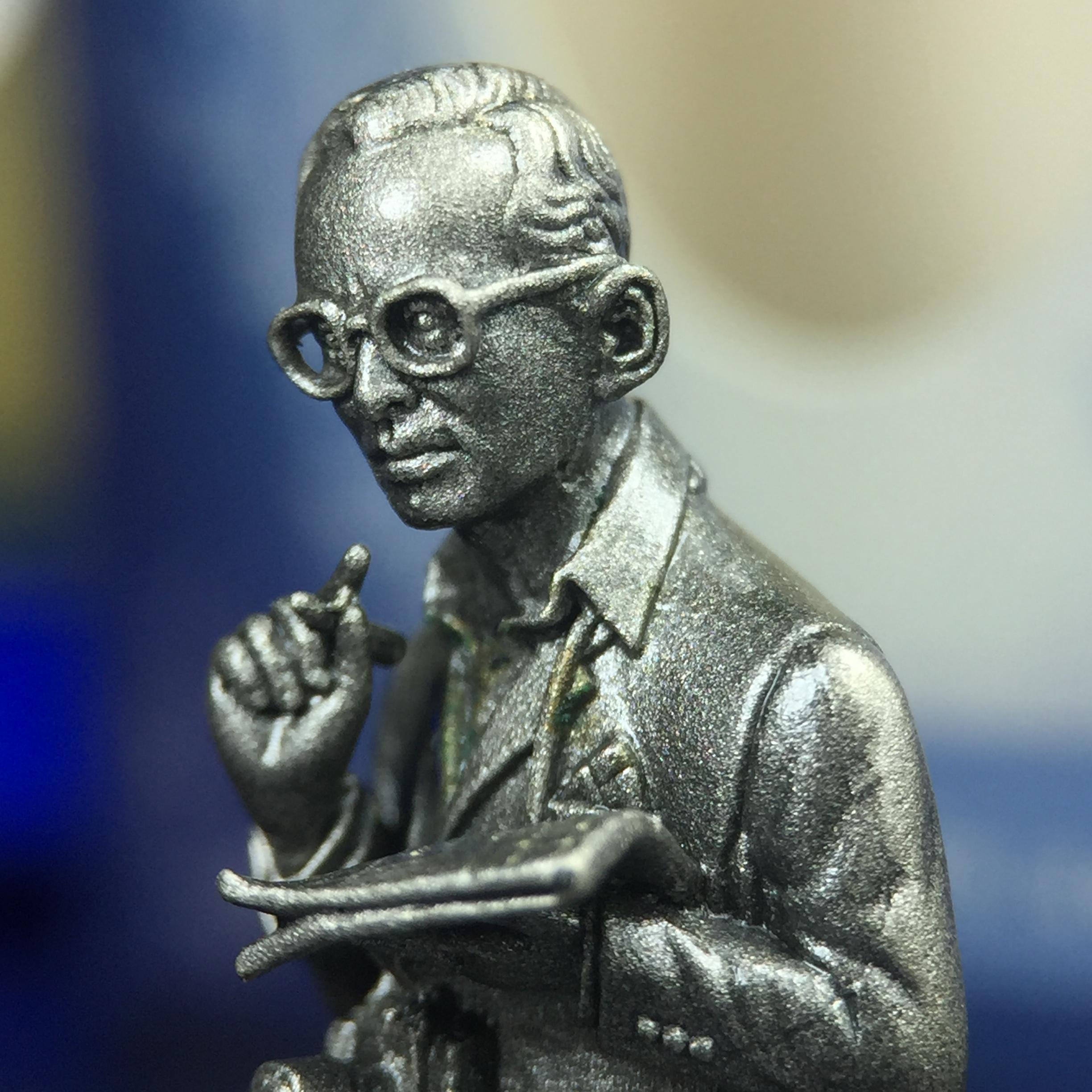 พระบรมรูปพระบาทสมเด็จพระเจ้าอยู่หัวรัชกาลที่ 9(ทรงงาน) ภปร. รุ่นเพราะแผ่นดินนี้คือแผ่นดินเกิด ปี 2551 ขนาดสูง 1 นิ้ว เนื้อบรอนซ์ชุบเงินรมดำ(ด้านหน้า ฐานพระบรมรูปฯ ประดิษฐานอักษรพระปรมาภิไธย ภ.ป.ร.)นิยมหายาก