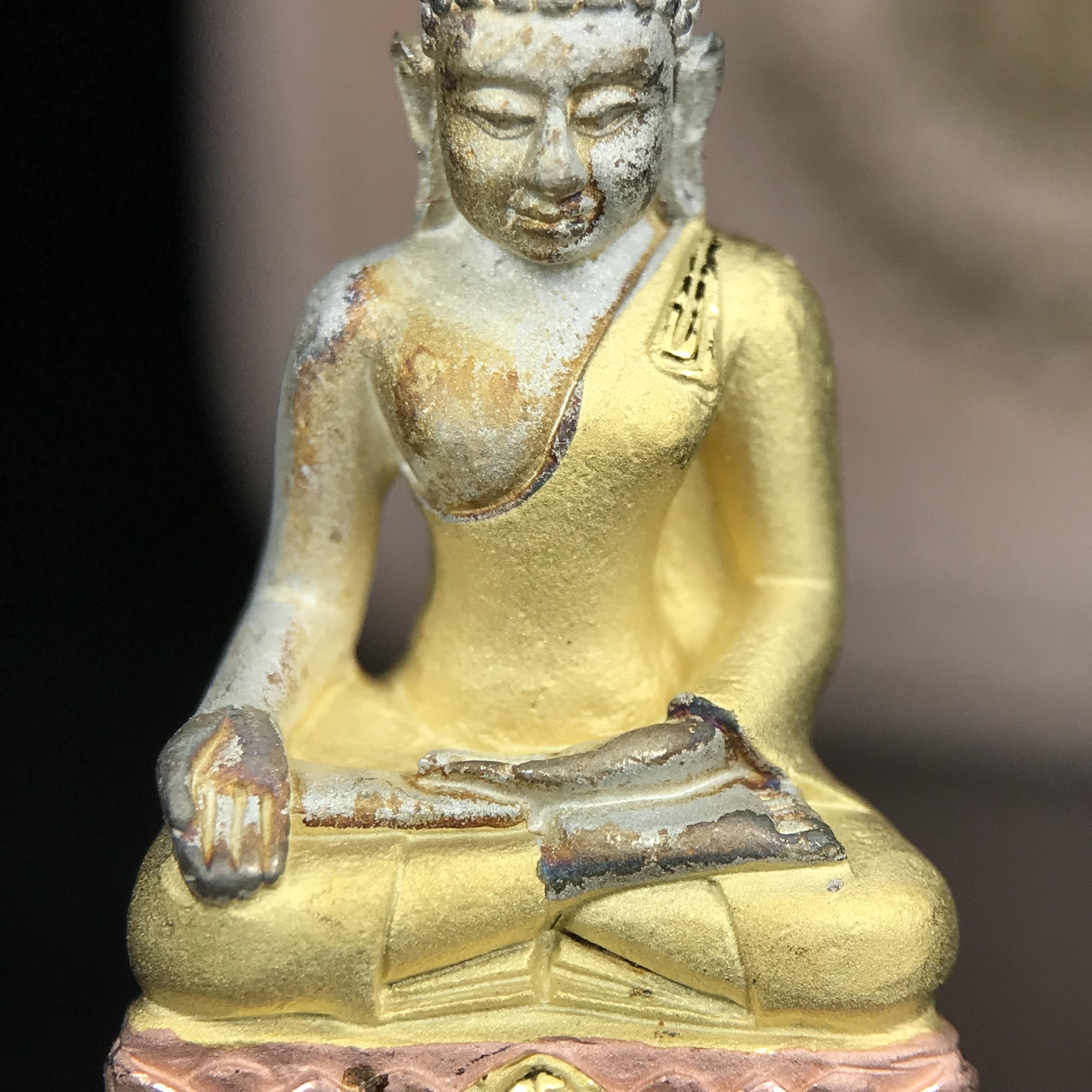 พระกริ่งไพรีพินาศ ตรากาญจนาภิเษกครองสิริราชสมบัติครบ 50 ปี รัชกาลที่9 ปี2540 เนื้อเงินสามกษัตริย์(ผิวเดิมสวย ครบ สมบูรณ์)พร้อมกล่องบรรจุเดิมครบ ชุดพระราชทาน(หายาก)(เข้มขลังทรงอานุภาพยิ่งใหญ่กำราบศัตรูพ่ายสิ้น พระไพรีพินาศ)(หายากพบเจอได้น้อยมาก)1ใน 539องค์