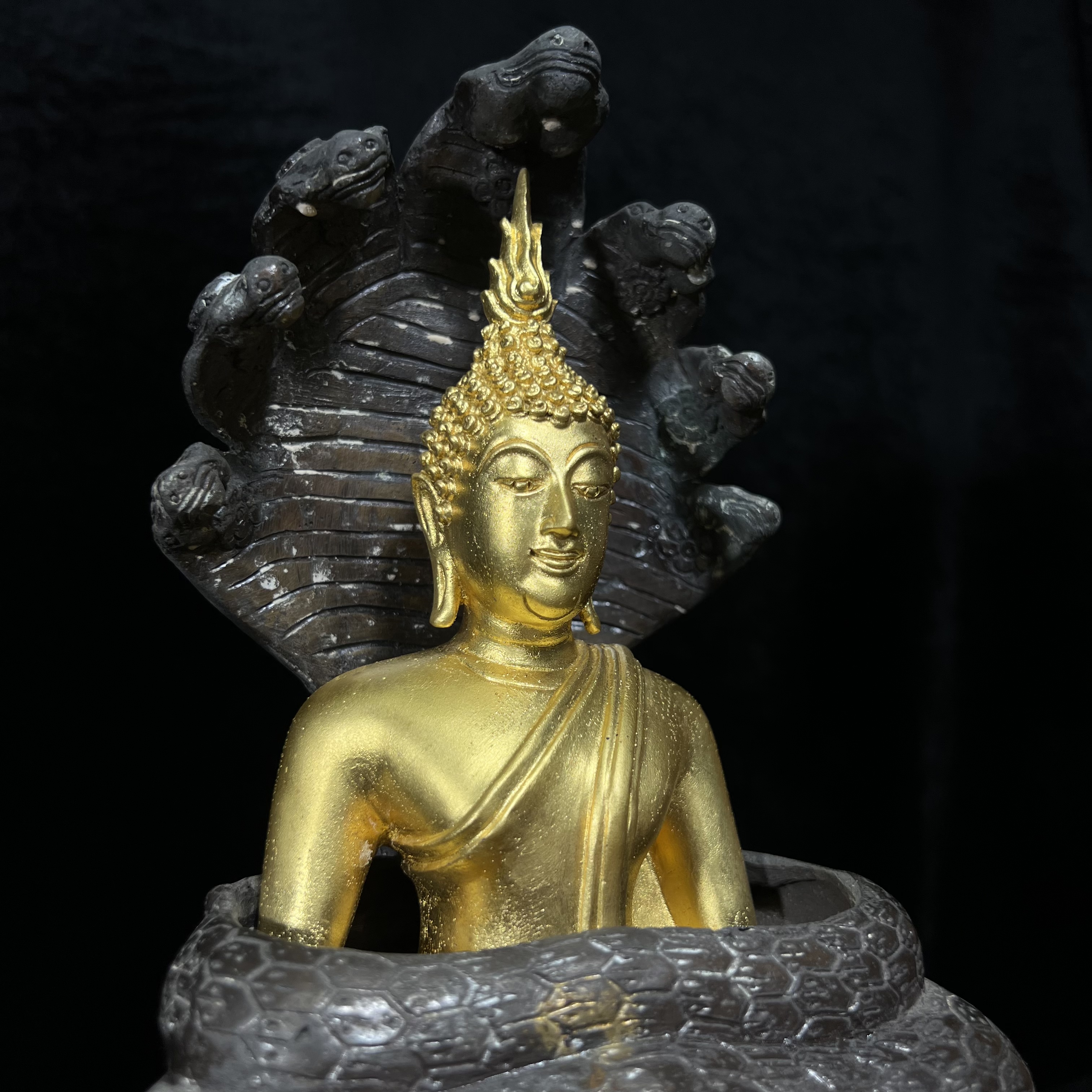 สมเด็จพุทธบูชาปางนาคปรก ญสส. วัดบวรนิเวศวิหาร ปี 2540 พระบูชาขนาด 7 นิ้ว เนื้อโลหะผสมปิดทอง จัดสร้างโดยกระทรวงยุติธรรม ในวโรกาสในหลวงรัชกาลที่ 9 ฉลองสิริราชย์สมบัติครบ 50 ปี และสมเด็จพระญาณสังวร สมเด็จพระสังฆราช 84 พรรษา งานพุทธศิลป์สวย เข้มขลัง....2 ถอด