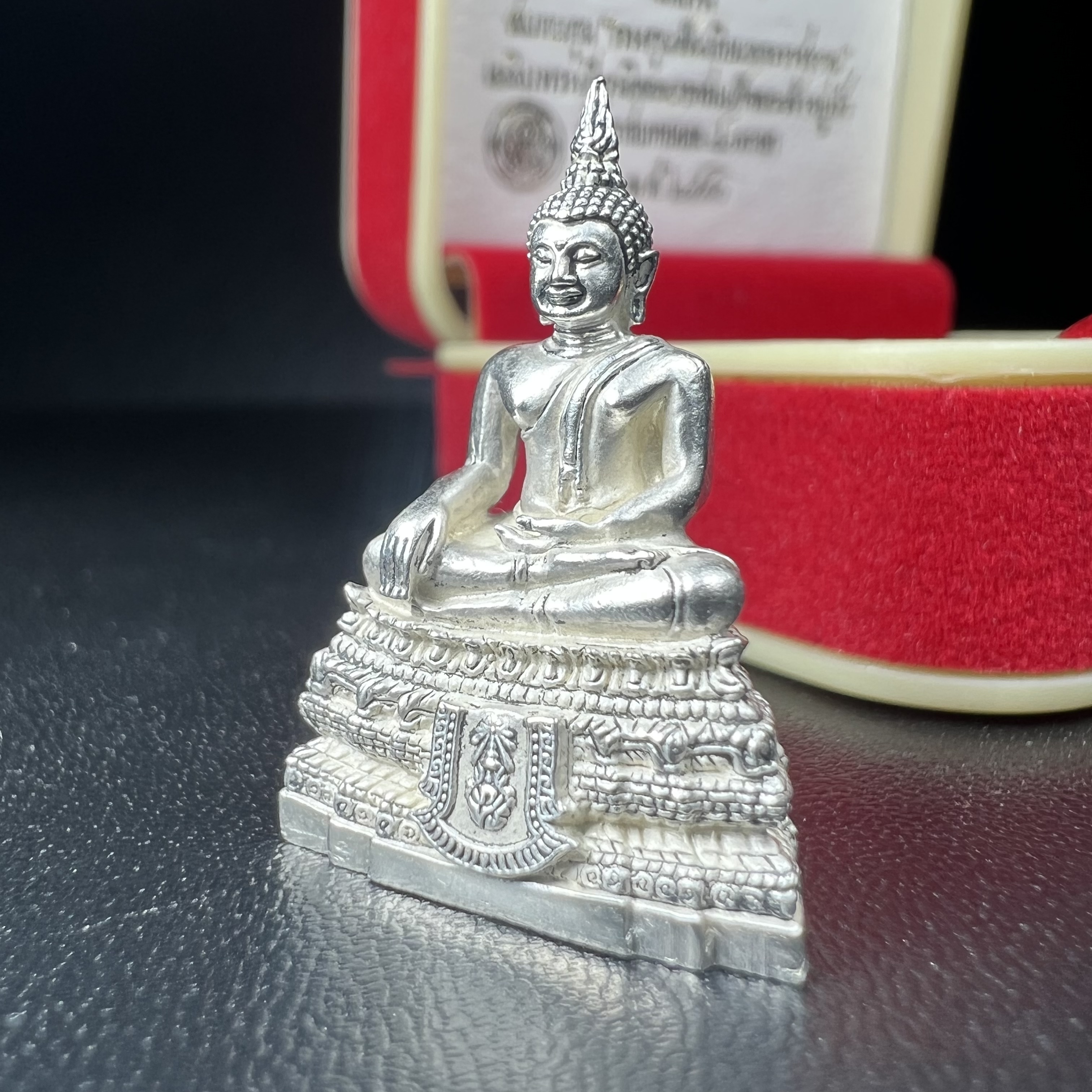 พระกริ่งพระพุทธชินสีห์ ภปร. (รุ่น2) เนื้อเงิน กองทุนฟันเทียมพระราชทาน ในวโรกาสมหามงคล 80 พรรษา ปี 2550 (1 ใน 2299 องค์)