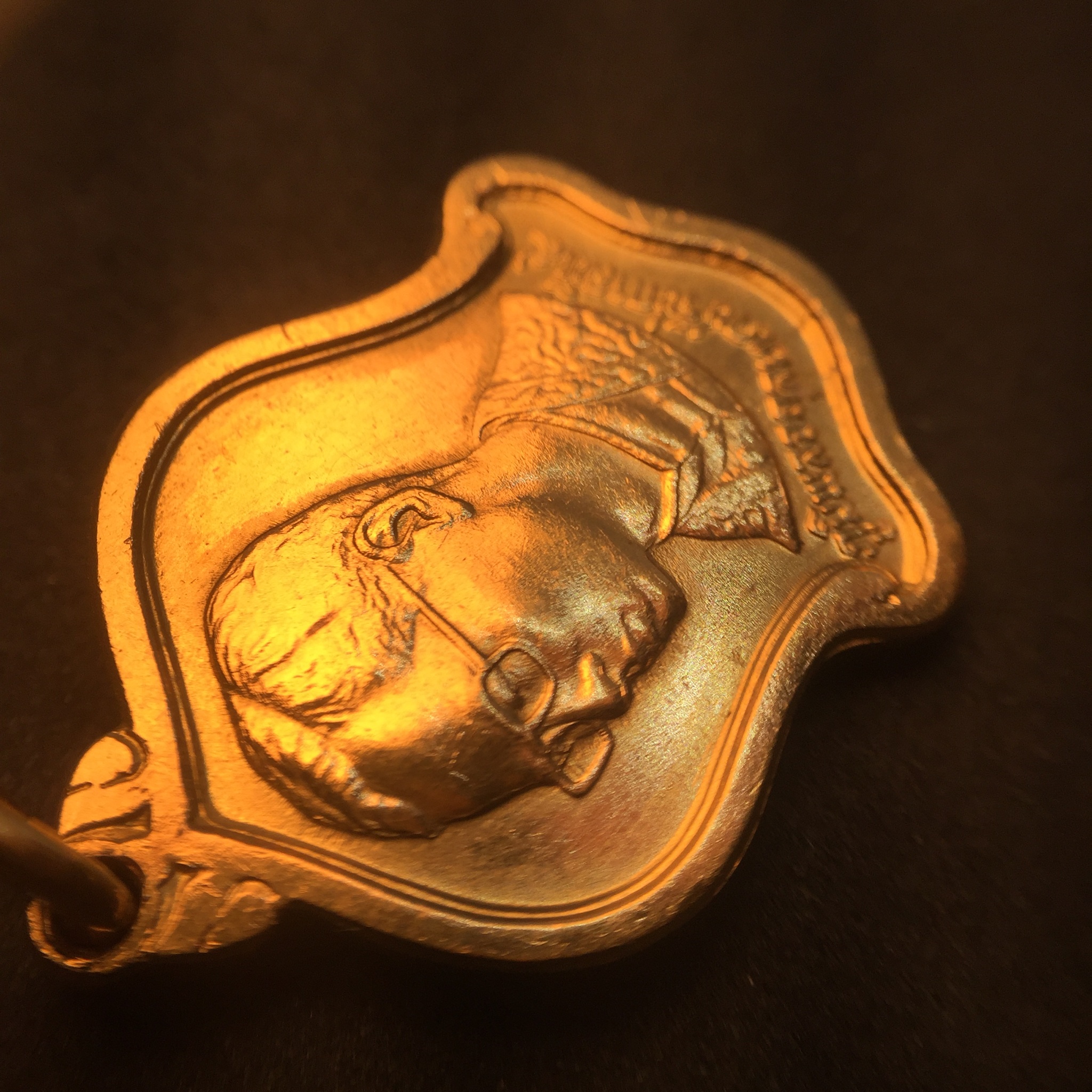 เหรียญที่ระลึกมหามงคลพระชนพรรษา 60 ปี 5 รอบ ปี2530 เนื้อทองคำ พิมพ์เล็ก ทรงเสมา(ระฆังคว่ำ)หายากสร้างน้อย