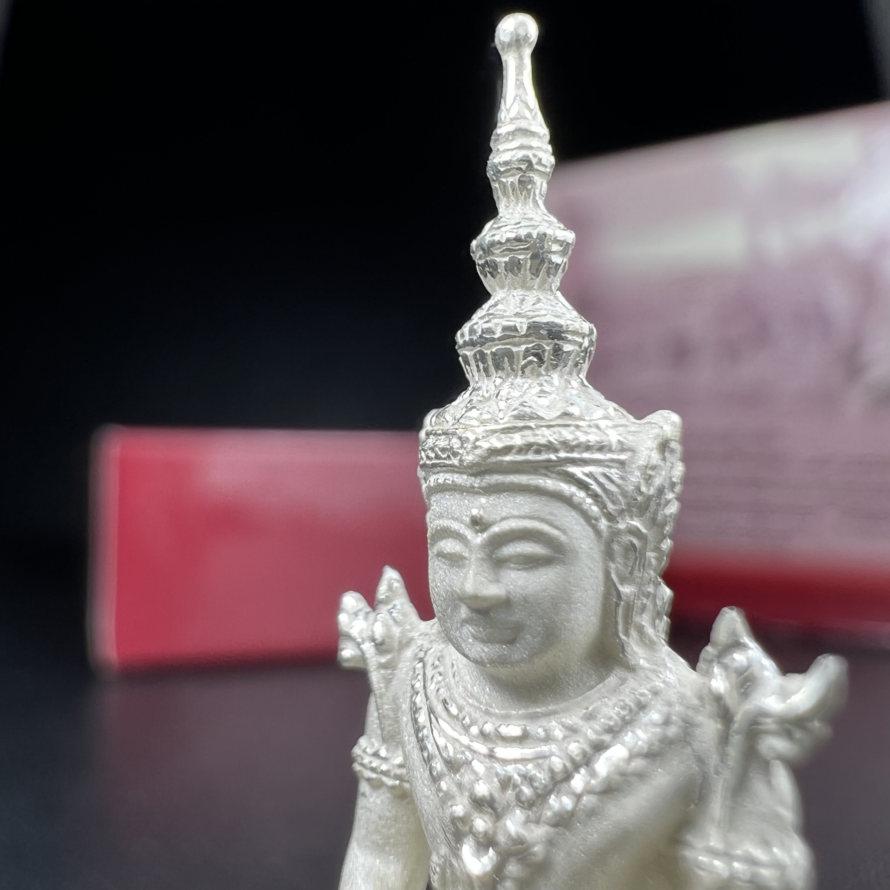 พระแก้วมรกต ภปร.(รุ่นแรก) ปี2545 รุ่นฉลองกรุงรัตนโกสินทร์ครบ 220 ปี พิมพ์ลอยองค์ใหญ่ เนื้อเงินบริสุทธิ์ 92.5% ขนาด 19*35 มม. พร้อมกล่องบรรจุดิม สวยครบสมบูรณ์