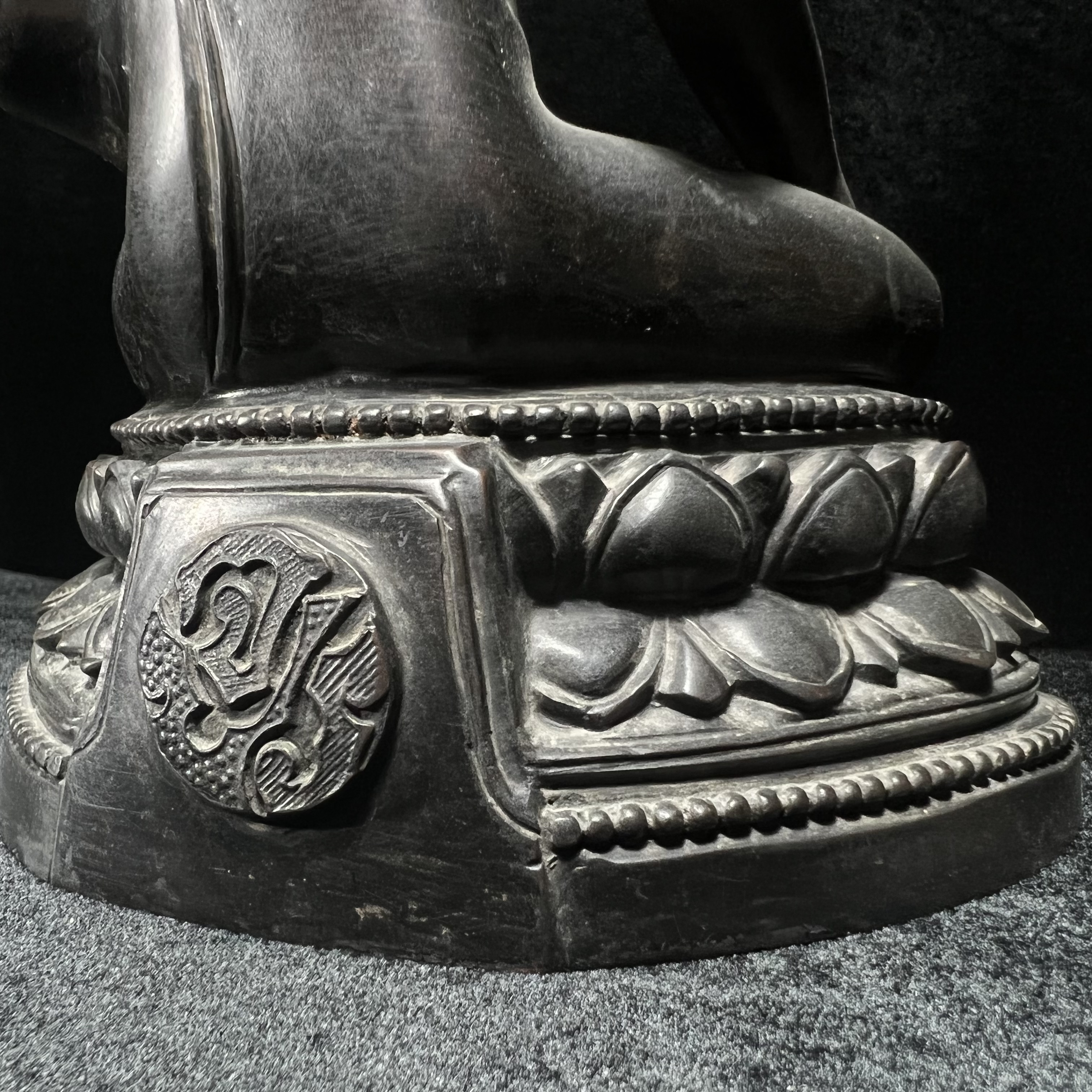 พระพุทธรูปบูชา จปร. ศิลปะไทยประยุกต์ แบบคุปตะ(อินเดีย) พระบาทสมเด็จพระเจ้าอยู่หัวรัชกาลที่ 9 ทรงเสด็จพระราชดำเนินมาในงาน เททองหล่อ ณ.วัดราชบพิธสถิตมหาสีมาราม เนื่องในงานฉลองครบ100ปี วัดราชบพิธฯ ปี 2513 เข้าหุ่นดินไทย ขนาดหน้าตัก 5 นิ้ว พิธีใหญ่