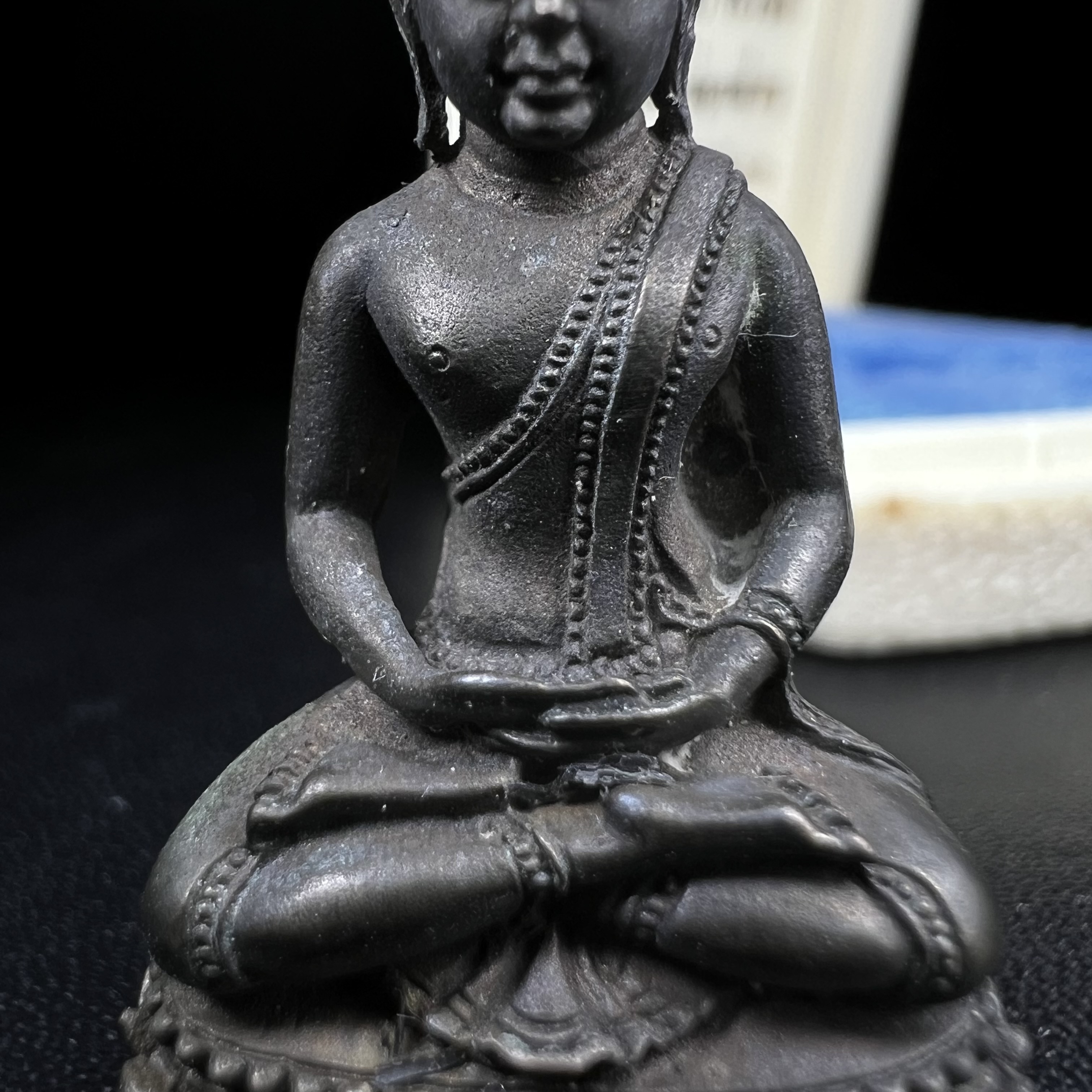 พระกริ่งพิชัยรังสี รุ่นแรก วัดป่าชัยรังสี จ.สมุทรสาคร ปี 2531 เนื้อนวโลหะ ออกแบบโดยนายช่างเกษม มงคลเจริญ ช่างมือหนึ่งแห่งยุค ปลุกเสกโดยพระเกจิอาจารย์ที่มีชื่อเสียงในยุคนั้นมาร่วมพิธีกันหลายรูป พุทธศิลป์ออกแบบได้สวยงดงาม พร้อมกล่องบรรจุเดิมครบ