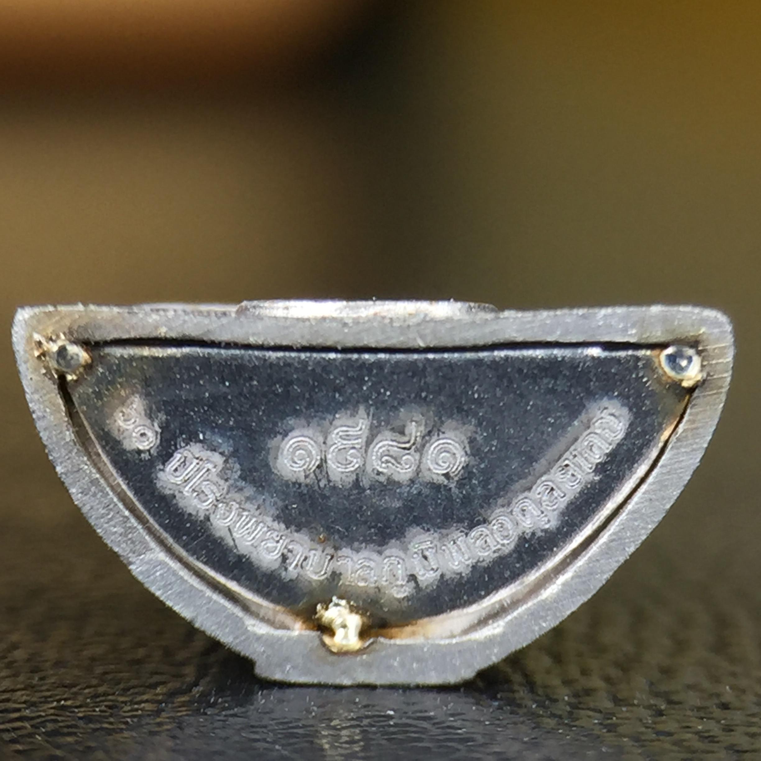 พระพุทธโสธร คุ้มเกล้าฯ ภปร.(ใต้ร่มพระบารมี คุ้มเกล้า) 60ปี รพ.ภูมิพลฯ พ.ศ.2552 เนื้อเงิน ชุบทองคำขาว(ลอยองค์พิมพ์ เล็ก ขนาด 11.5*10.5 มม.) 1 ใน 20000 องค์