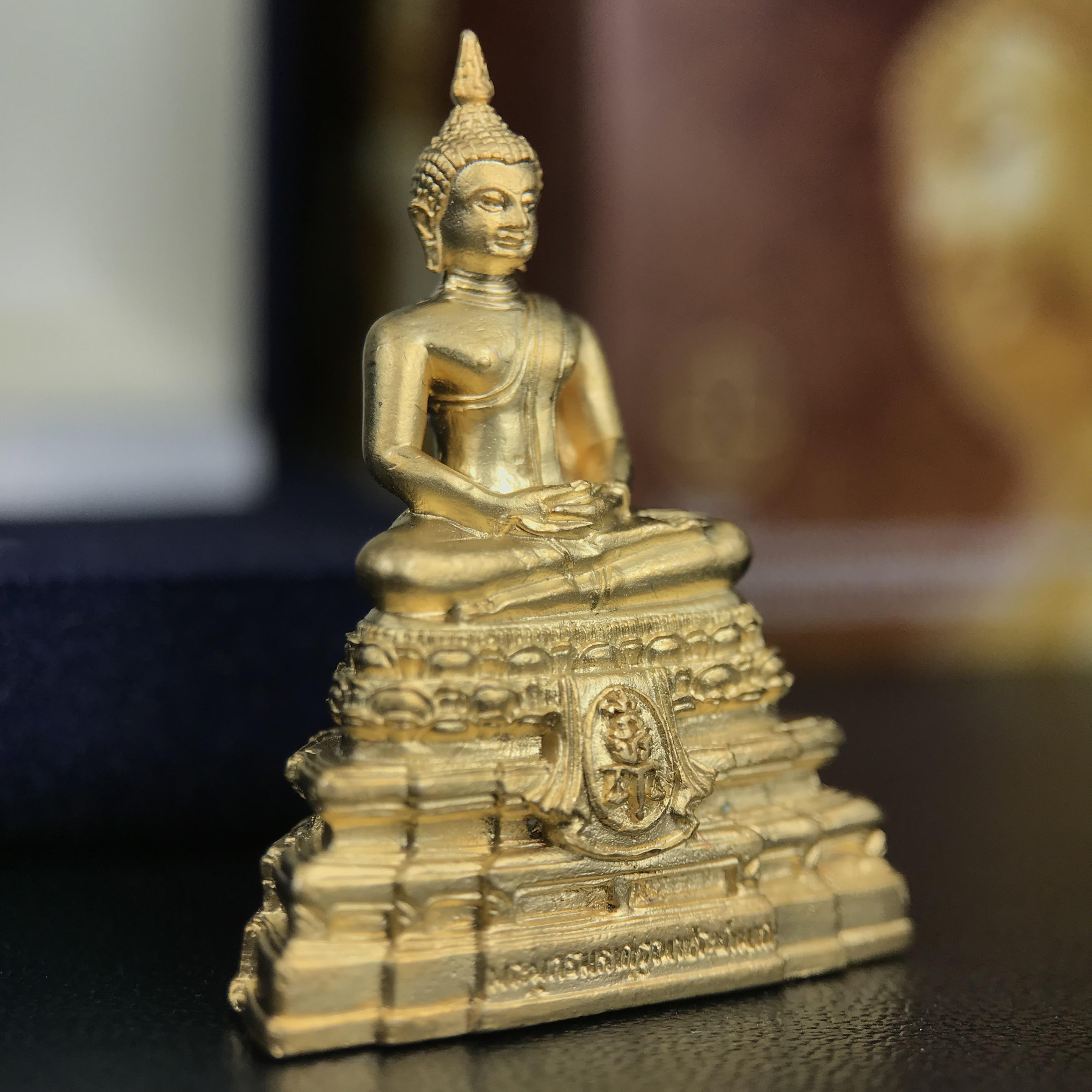 พระพุทธมหากรุณาประชานาถ ภปร. พระพุทธรูปประจำศาลปกครอง “รุ่นแรก” เนื้อโลหะผสมชุบทอง ตอกโค๊ต ศาลปกครอง ปี 2553 สุดยอดมหาพิธีพุทธาภิเษก ยิ่งใหญ่ นิมนต์พระอาจารย์สายกรรมฐานมาร่วมอธิฐานจิตมากมาย