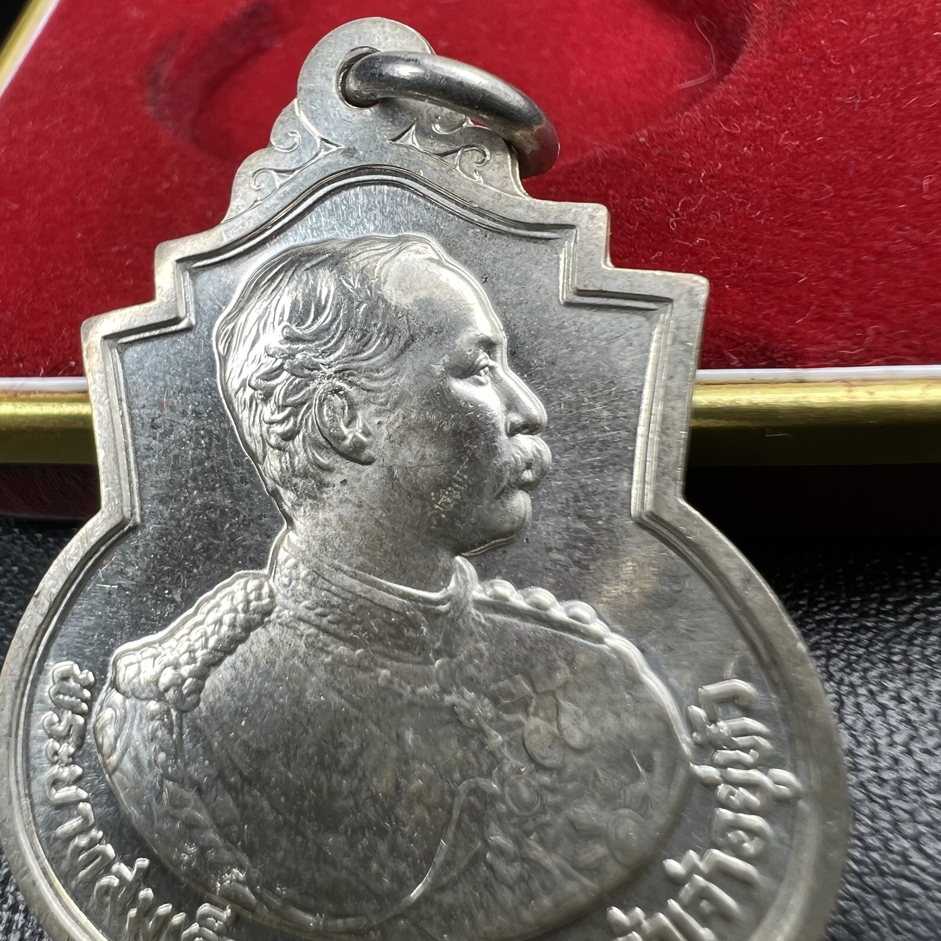 เหรียญที่ระลึกรัชกาลที่ 5 รุ่น ครบ 111 ปี โรงเรียนนายร้อยพระจุลจอมเกล้า ปี 2541 เหรียญทรงเสมาเนื้อเงิน(ขนาดสูง 3.5 ซม.) (ซีนซองเดิมกล่องเดิมครบ) ผลิตโดย กองกษาปณ์ กรมธนารักษ์ สมเด็จพระญาณสังวร สมเด็จพระสังฆราช วัดบวรนิเวศวิหาร ทรงเป็นประธาน(นิยม พิธีใหญ่)