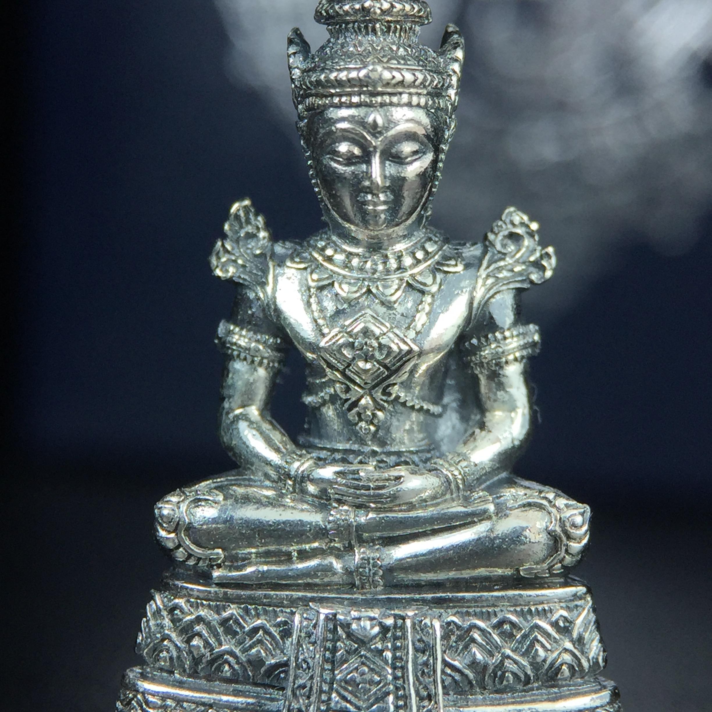 พระแก้วมรกต กรมสรรพสามิตจัดสร้างขึ้นเนื่องในโอกาสครบรอบ 64 ปีของกรมสรรพสามิต และเนื่องในวโรกาสที่พระบาทสมเด็จพระเจ้าอยู่หัวทรงครองราชย์ครบ 50 ปีในปีกาญจนาภิเษก เมื่อ พ.ศ.2539 เนื้อเงินรมดำขัดเงาพร้อมกล่องบรรจุเดิม