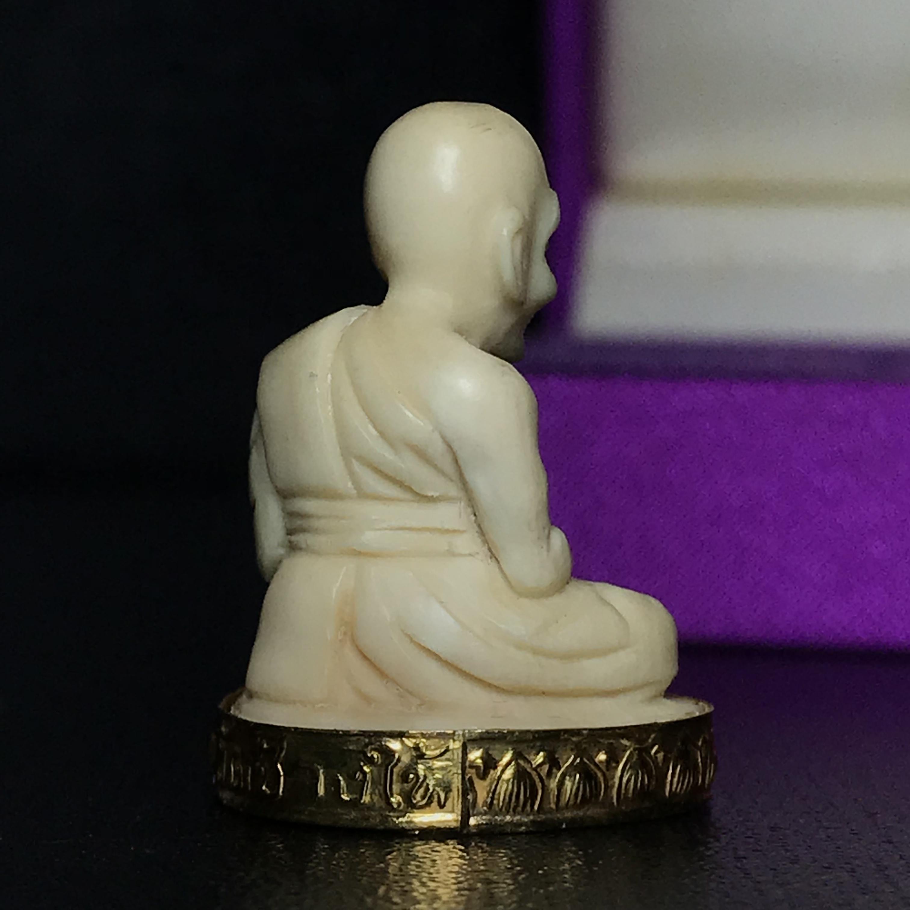 สมเด็จหลวงปู่ทวด รุ่นคชสารหมื่นปี (ศิลปาชีพ) วัดช้างให้ ปี2541(พิมพ์ลอยองค์ฐานทองคำ)