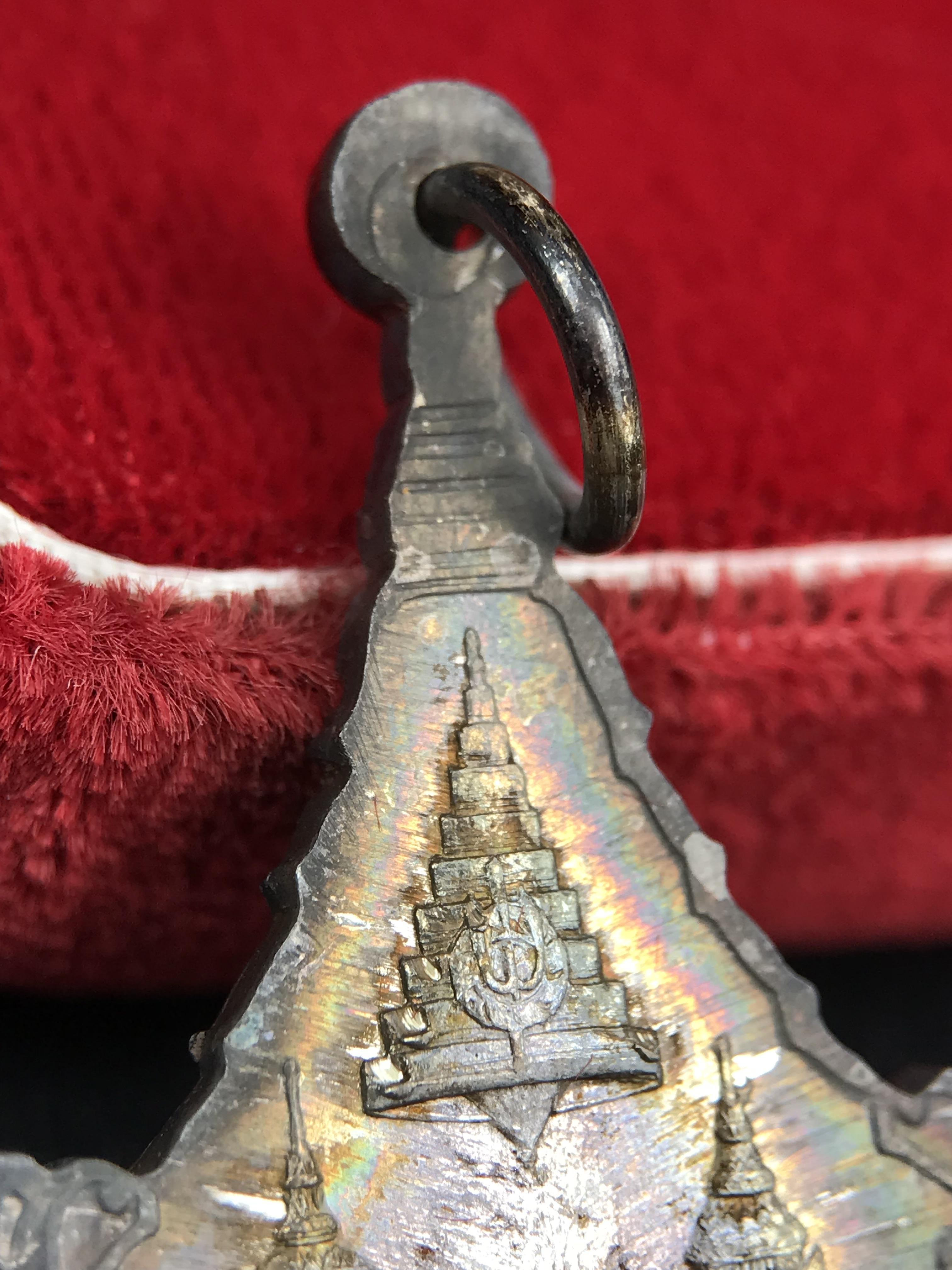 เหรียญพระพุทธญาณนเรศวร์ รุ่นแรก หลังพระปรมาภิไธย ภปร.และ สก.วัดญาณสังวราราม จ.ชลบุรี ปี 2527 เนื้อเงิน(ผิวเดิม ขึ้นรุ้งผิวน้ำทองกระจายทั่วเหรียญสวยมาก)ขนาด 2.3 x 3.8 ซม. พร้อมกล่องเดิม สมเด็จพระญาณสังวร ประธานในพิธีมหาพุทธาภิเษก(เนื้อเงินพบเจอน้อย หายาก)