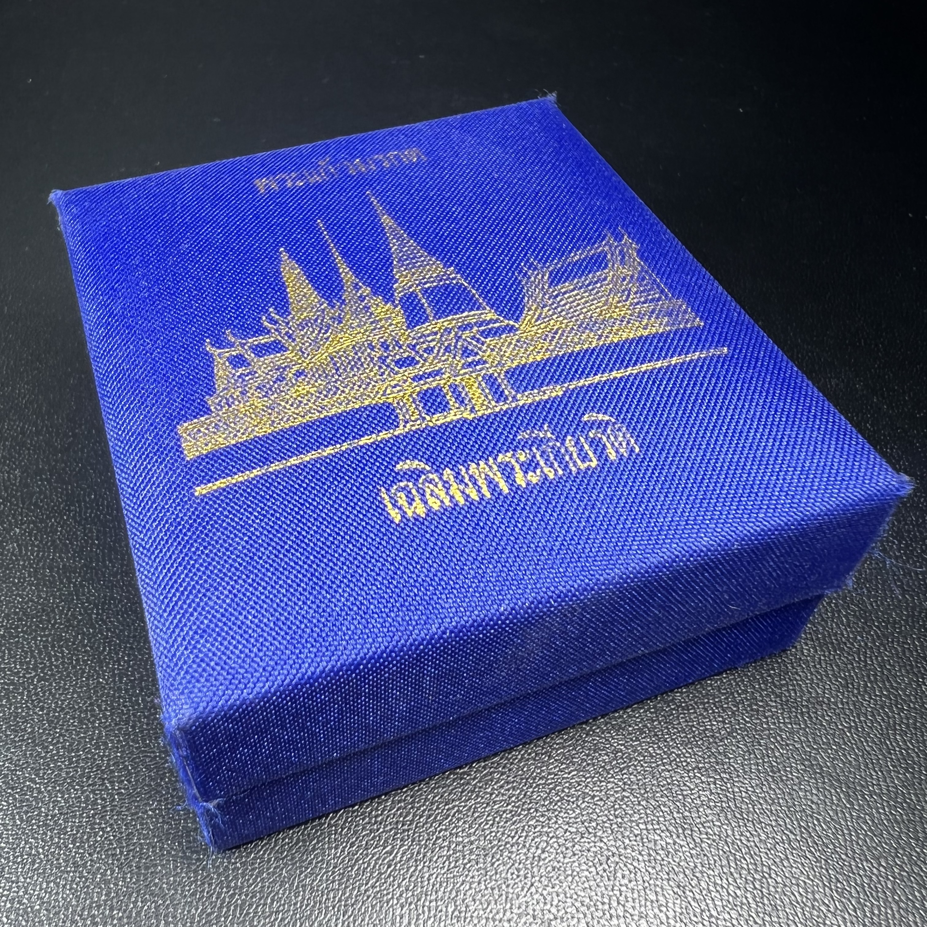 พระพุทธมหามณีรัตนปฎิมากร(พระแก้วมรกต)รุ่น เฉลิมพระเกียรติ วัดพระศรีรัตนศาสดารามราม(วัดพระแก้ว) ปี2543 เนื้อเงินพิมพ์ซุ้มกนกใหญ่ สภาพสวยซีนเดิมกล่องครบ