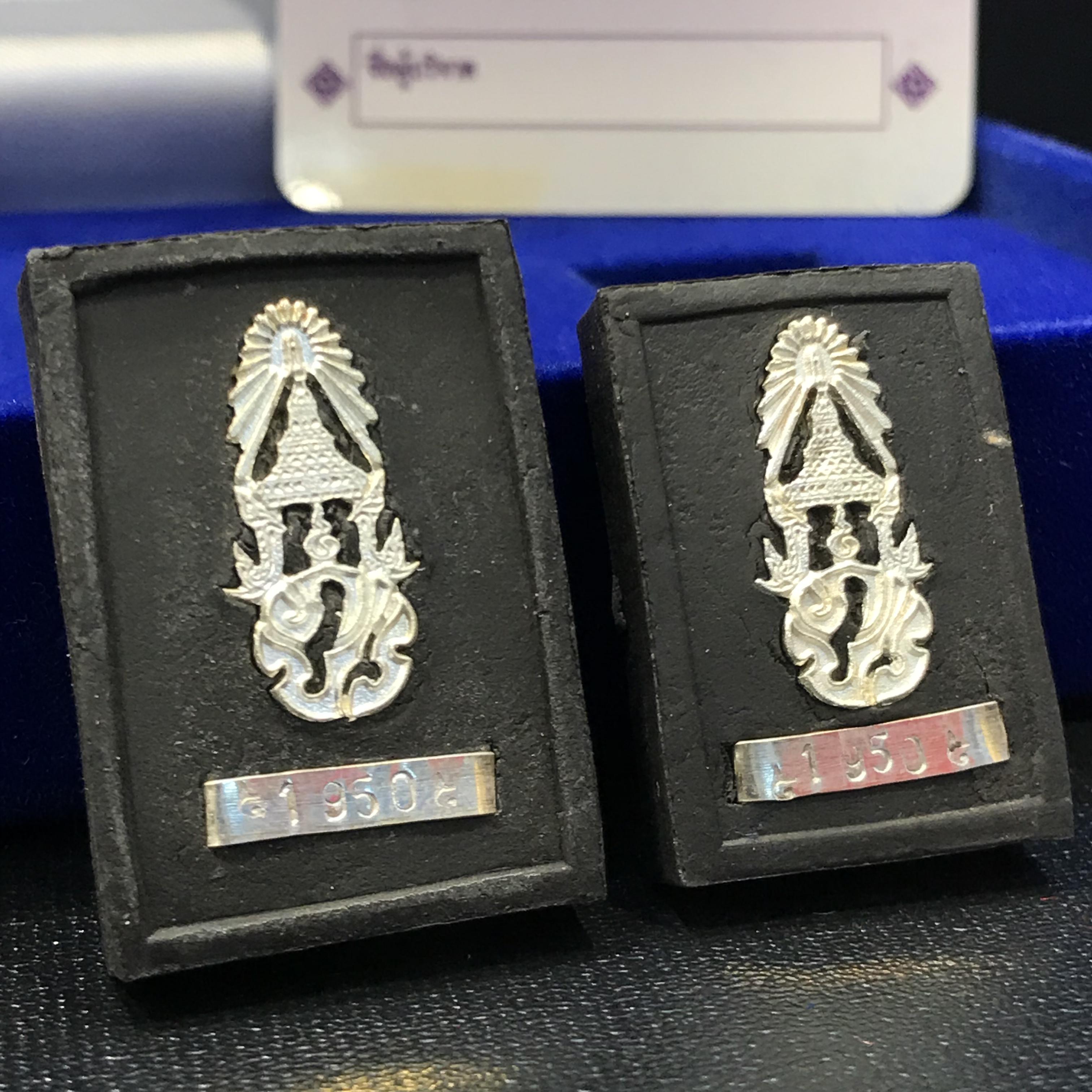 พระหลวงปู่ทวด ภปร. ปี 2547 พิมพ์สี่เหลี่ยมใหญ่-เล็ก(2องค์)เนื้อว่านดำหลัง ภปร. เงิน(หายาก1ใน1999ชุด)