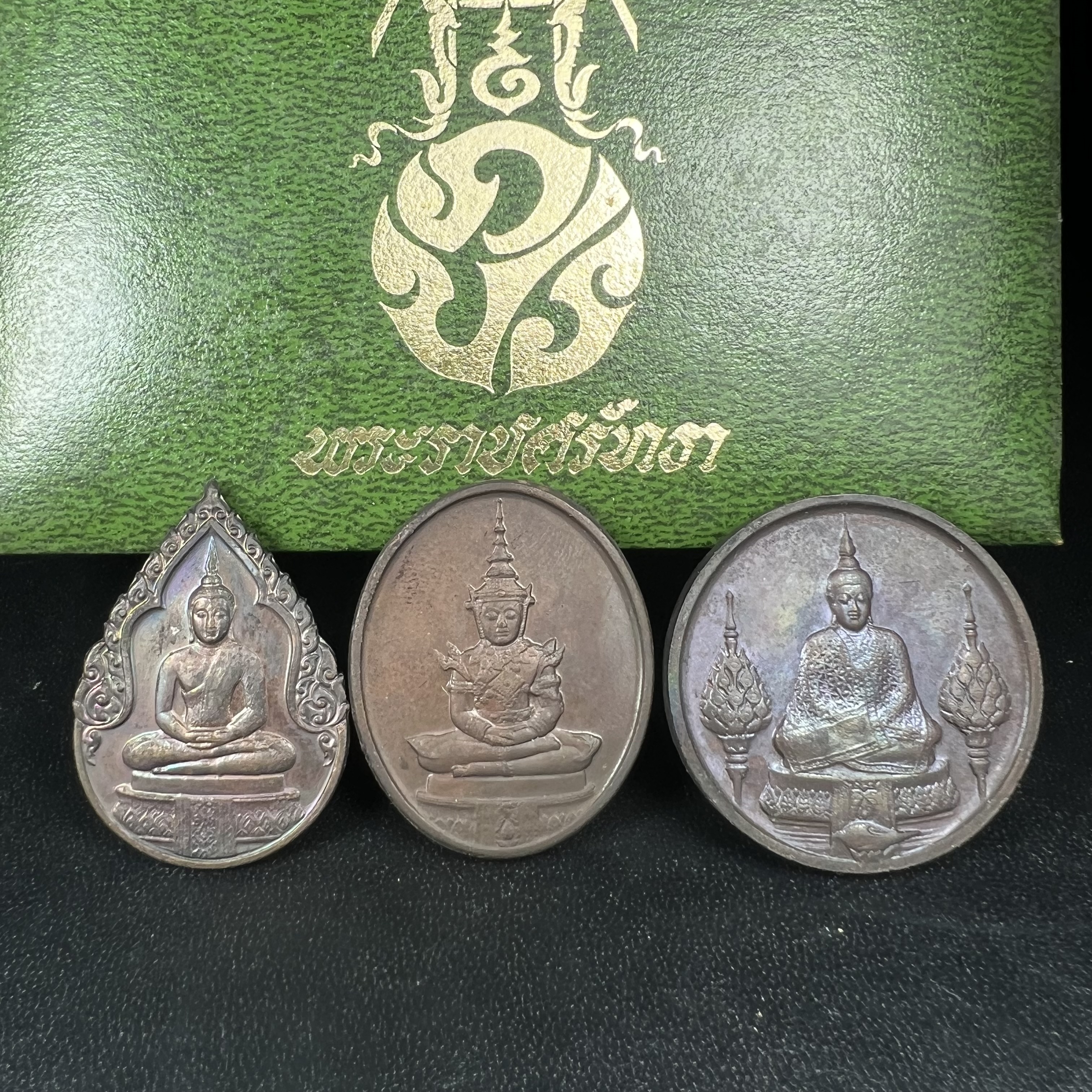 เหรียญพระแก้วมรกตหลัง ภปร. ฉลองกรุงรัตนโกสินทร์ครบ 200 ปี พ.ศ.2525 เนื้อทองแดงกล่องบรรจุเดิมครบ3พิมพ์(บล็อกพระราชศรัธา)(ในหลวงรัชกาลที่9 เสด็จในพิธี)พระคู่บ้านคู่เมือง...พระดี...พิธีใหญ่