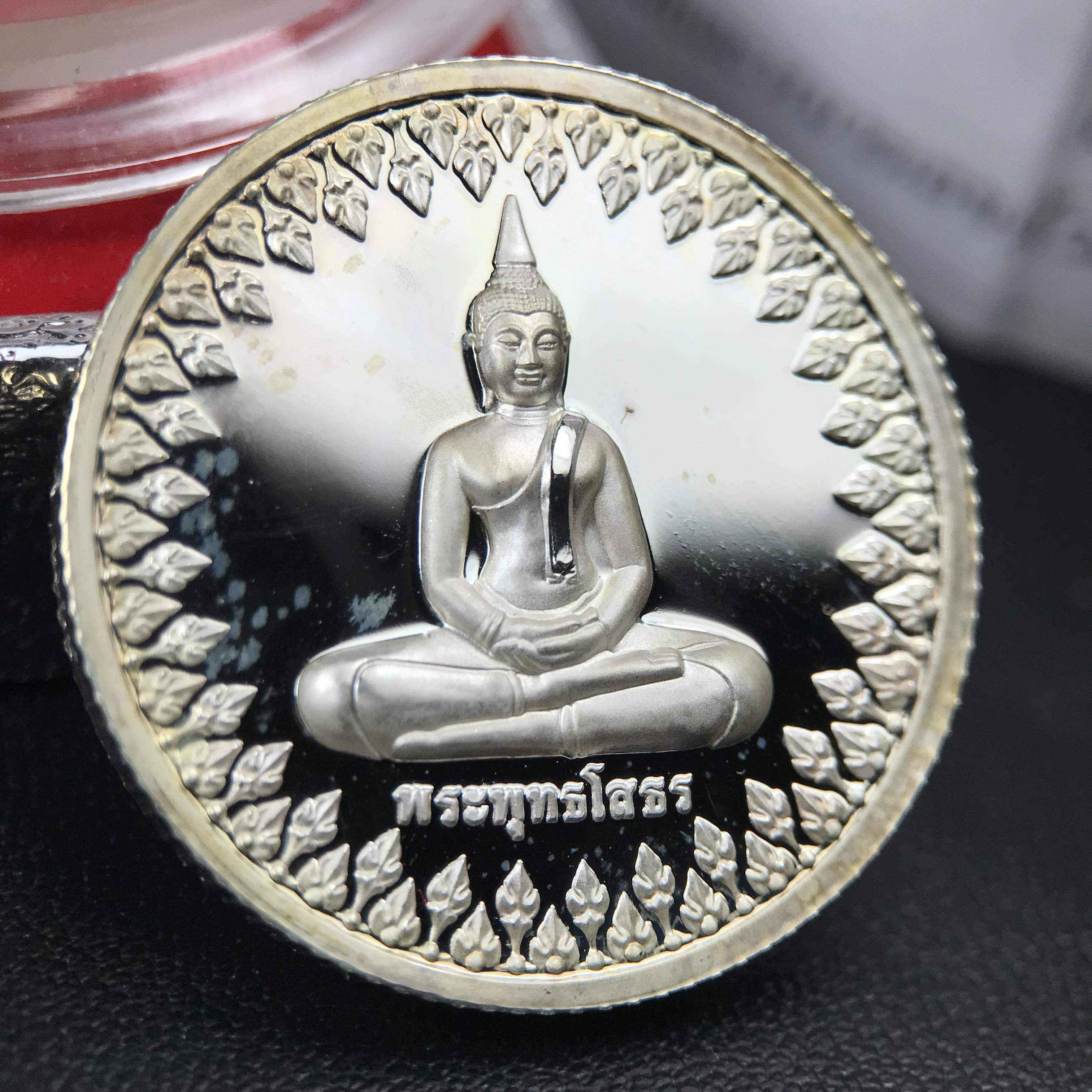เหรียญพระพุทธโสธร ตราสัญลักษณ์ ภปร. รุ่นสมโภชน์พระอุโบสถเฉลิมพระเกียรติ วัดโสธรวรารามวรวิหาร เฉลิมพระเกียรติ ร.9 เจริญพระชนมายุ 80 พรรษา ปี2550 เนื้อเงินนอก(99%)ขัดเงาพ่นทราย ขนาด 28 มม. มีโค๊ดหมายเลขกำกับ สวยๆเดิมๆ พร้อมกล่องเดิมจากวัด และใบรับรองการผลิต