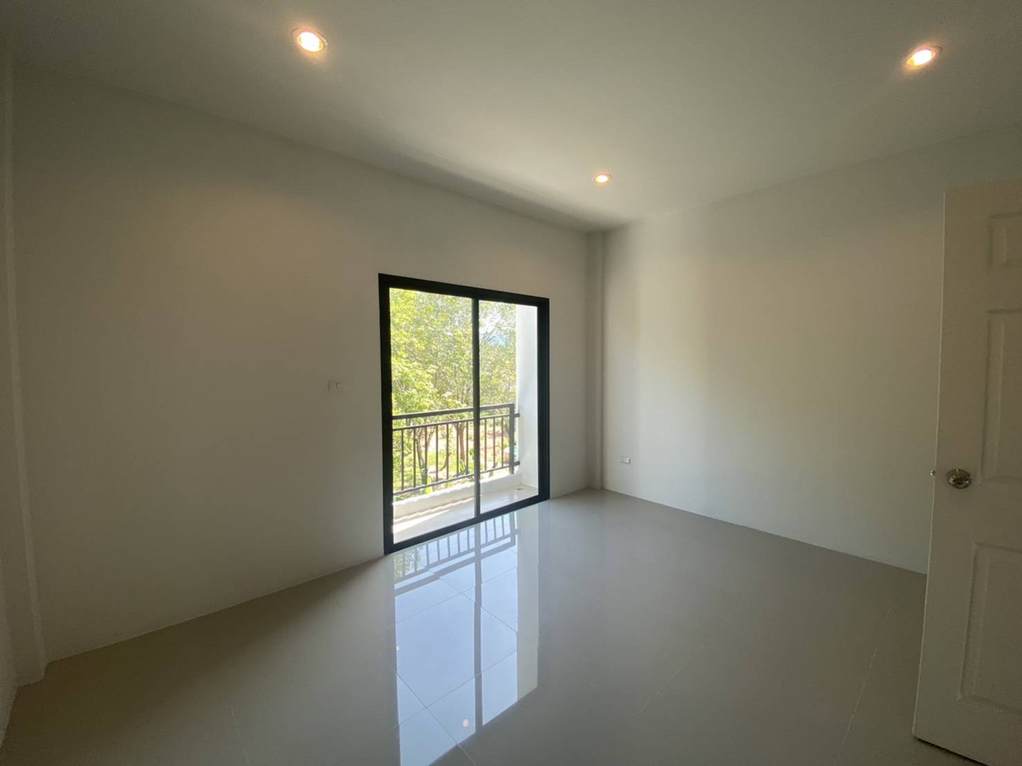 For Sales : Chaofah, 3-Storey Commercial Building, 3 Bedrooms 4 Bathrooms