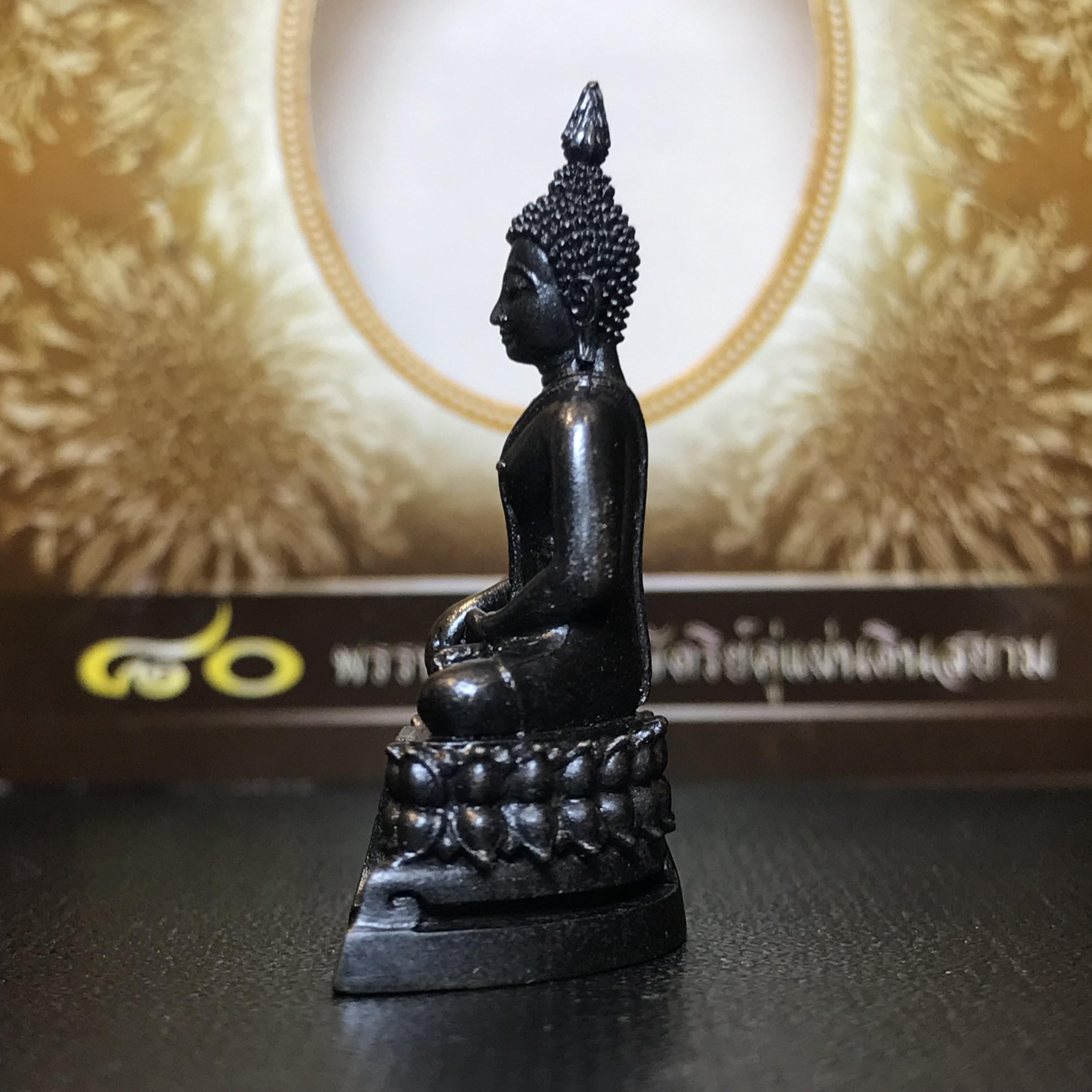 พระพุทธรูปคุ้มเกล้า ภปร. มหามงคล 80พรรษา “รุ่นเย็นศิระเพราะพระบริบาล 80พรรษา มหากษัตริย์คู่แผ่นดินสยาม” เนื้อนวโลหะรมดำ พิมพ์ใหญ่ ขนาด 18*35 มม.