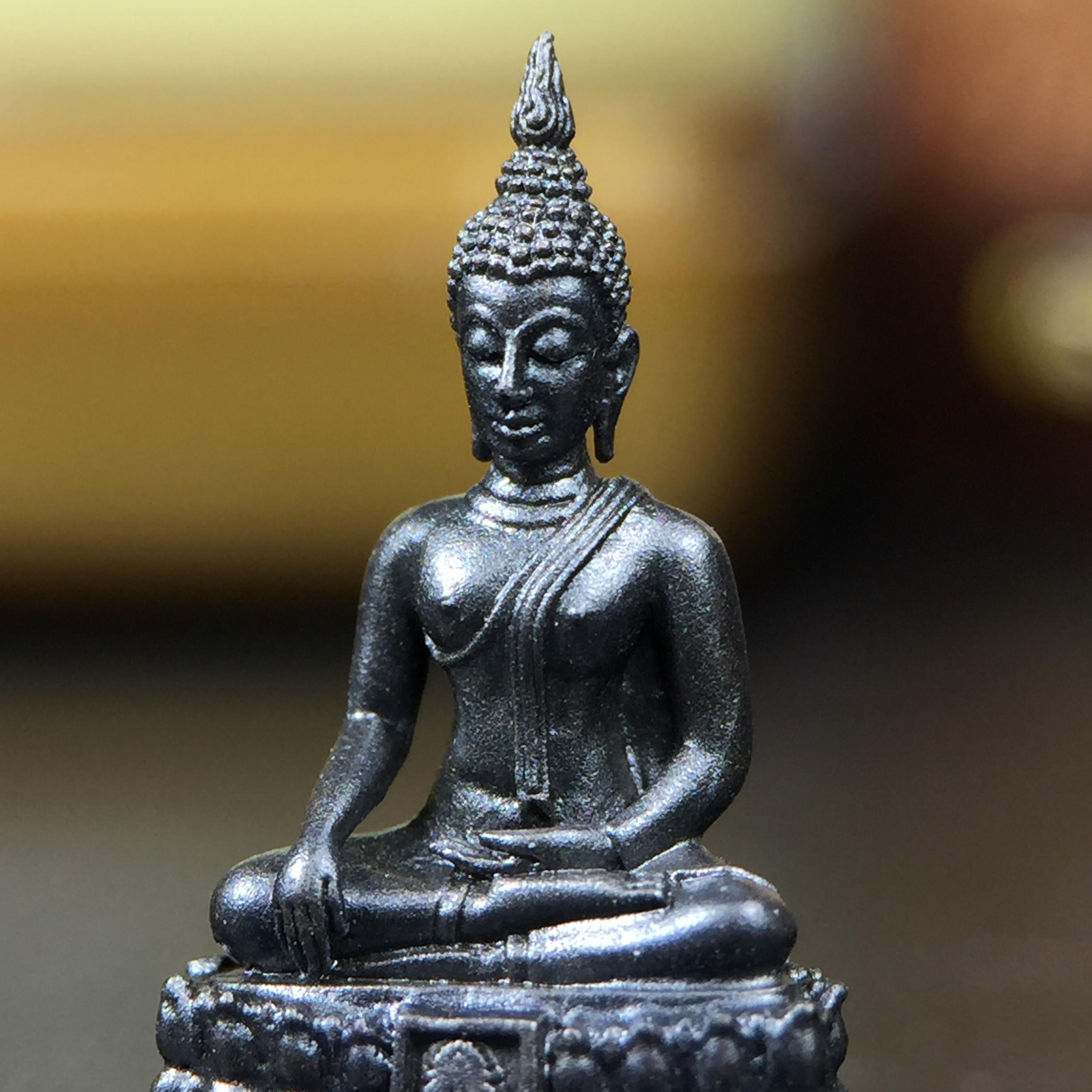 พระพุทธรูปคุ้มเกล้า ภปร. มหามงคล 80พรรษา “รุ่นเย็นศิระเพราะพระบริบาล 80พรรษา มหากษัตริย์คู่แผ่นดินสยาม” เนื้อนวโลหะรมดำ พิมพ์เล็ก ขนาด 10*21 มม.(โลหะชนวนพระ ภ.ป.ร.2508 และผงตะไบพระกริ่งปวเรศ 2530 มาร่วมในการจัดสร้างด้วย)