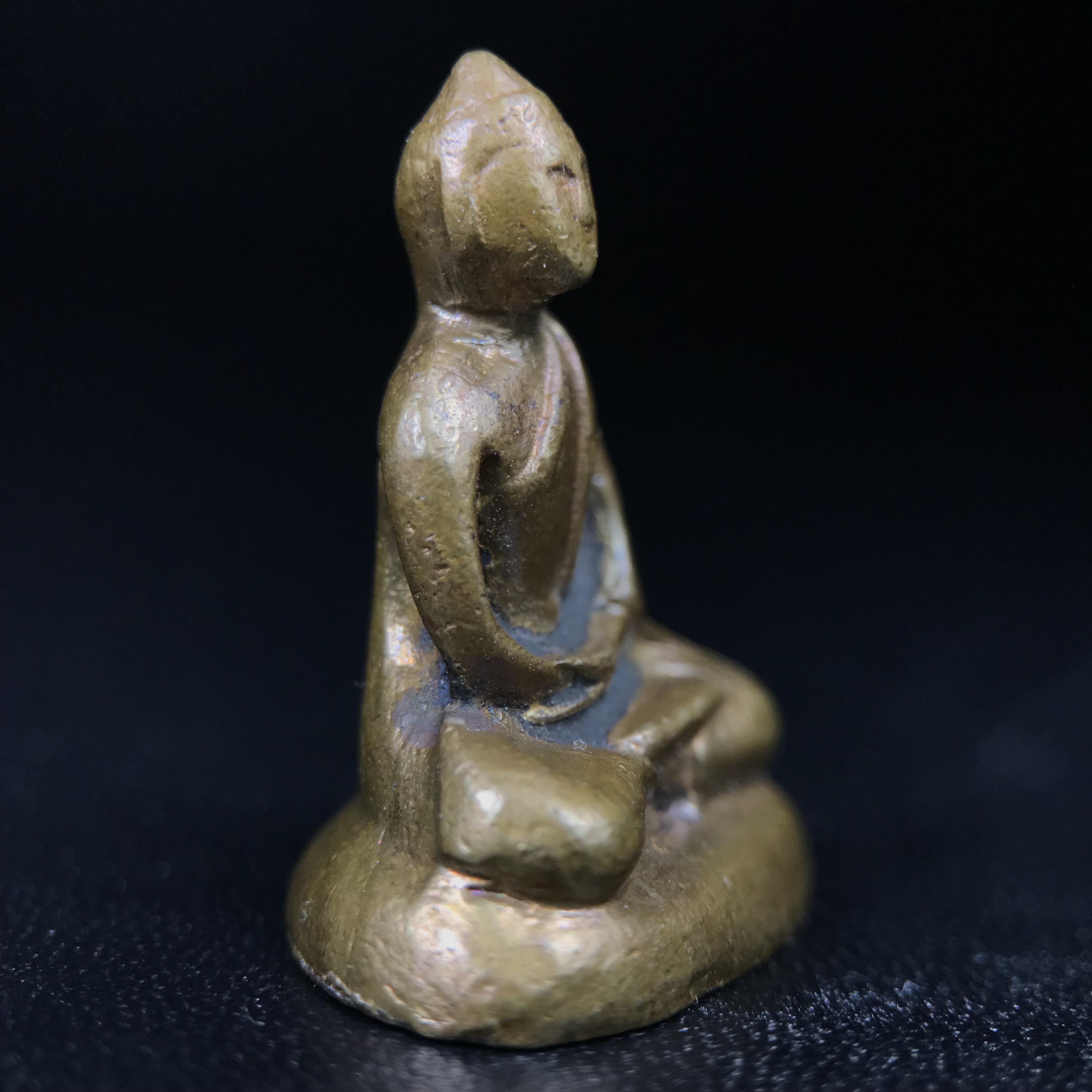 พระกริ่งฝีพระหัตถ์สมเด็จย่า ขนาดห้อยบูชาขนาดเล็ก จัดสร้างขึ้นเนื่องในวาระครบ 6 รอบ เมื่อวันที่21 ตุลาคม พ.ศ.2515(ในหลวงรัชกาลที่ 9 เสด็จพระราชดำเนินทรงเททอง)ปลุกเสกยิ่งใหญ่ เกจิ 108 รูป ร่วมปลุกเสก คัดสภาพสวยแบบนี้พบเจอน้อยมาก หมายเลขต้นๆหลักร้อย หายากมาก