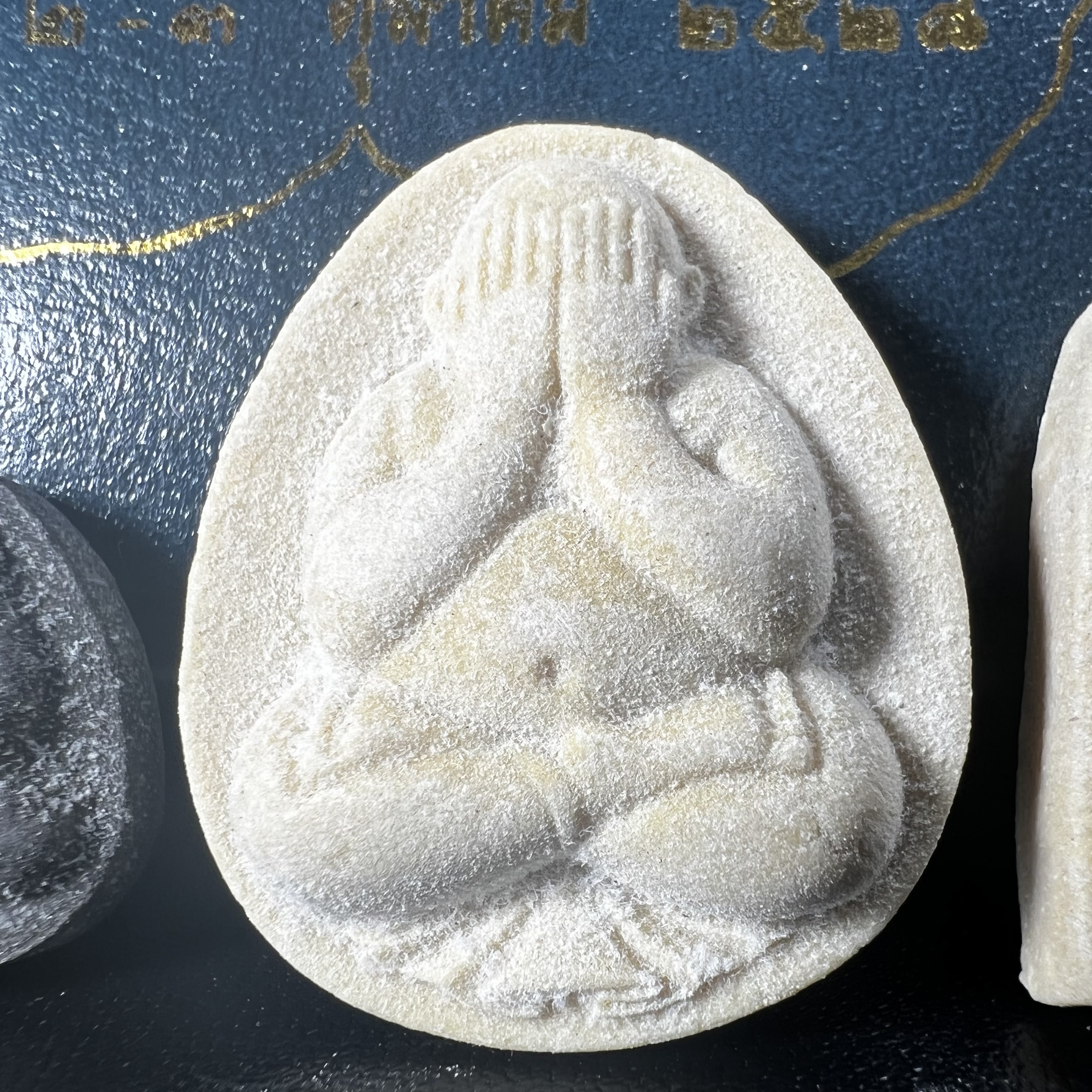 พระปิดตา รุ่นแรก ชุดกรรมการ ชุดมงคลการบำเพ็ญกุศลอายุครบ 6 รอบ(72 พรรษา) สมเด็จพระญาณสังวร วัดบวรนิเวศวิหาร วันที่ 2-3 ตุลาคม 2528 (1ชุดประกอบด้วยพระเนื้อผง 4 รายการ)ชุดกรรมการพร้อมกล่องบรรจุเดิมครบสมบูรณ์(หายาก)