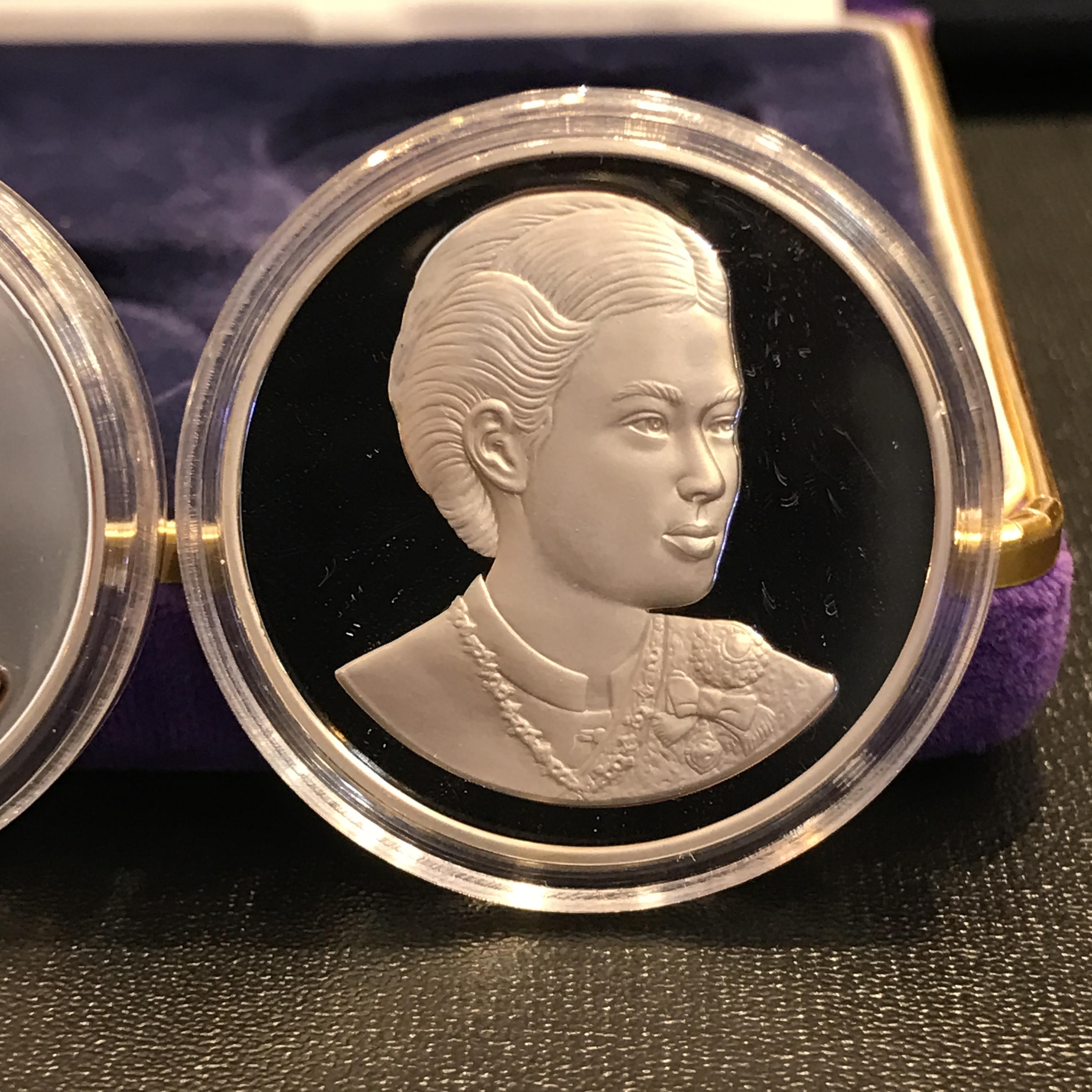 เหรียญที่ระลึกเทิดพระเกียรติสมเด็จพระเทพรัตนราชสุดาฯ สยามบรมราชกุมารี องค์อุปถัมภ์ดนตรีไทย เนื่องในวโรกาสทรงเจริญพระชนมายุ 36 พรรษา พ.ศ.2534(ชุด ดีด สี ตี เป่า)(1ใน1005ชุด)(หายาก)