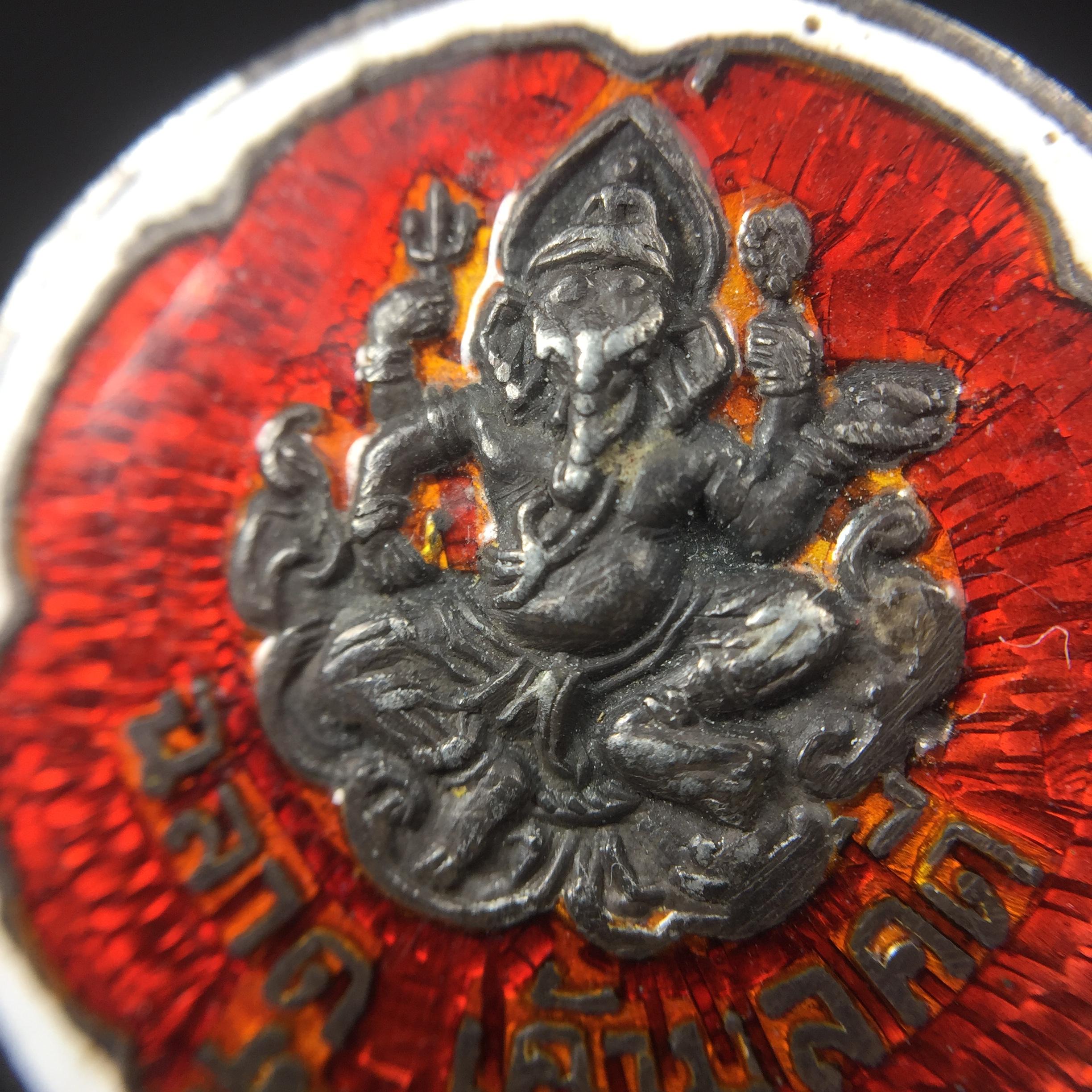 เหรียญพระพิฆเนศวร ปี 2513 จัดสร้างโดย "ท่านอาจารย์ ฉลาด เค้ามูลคดี" เนื้อเงินลงยา(สภาพสวยเดิม ผิวเงินเดิม ผิวลงยาติดเต็มไม่มีกระเทาะ)พิธีใหญ่เป็นเหรียญที่อยู่ในความนิยมสะสมของกลุ่มดารา ศิลปิน หายาก