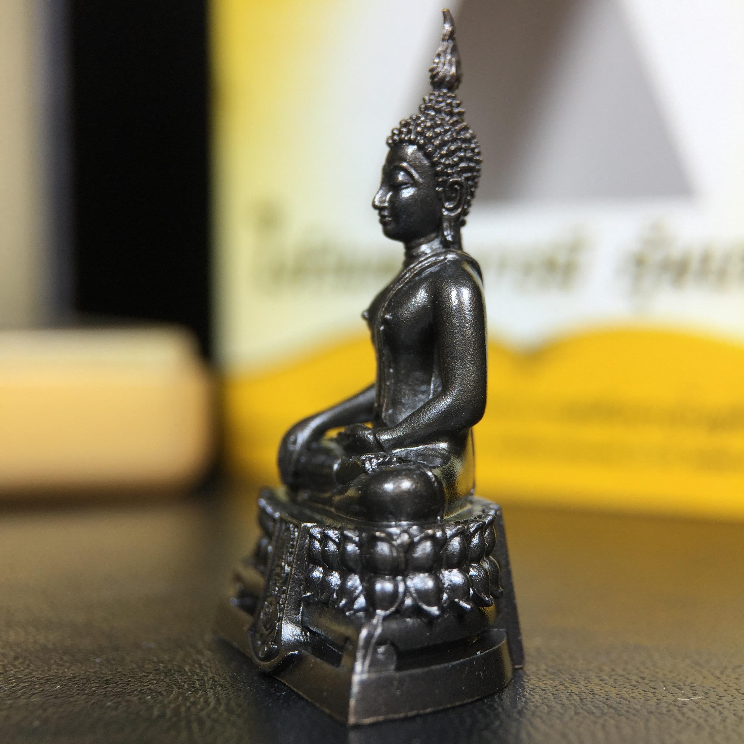 พระพุทธรูปคุ้มเกล้าฯ ภปร.(ใต้ร่มพระบารมี คุ้มเกล้า) 60ปี โรงพยาบาลภูมิพลฯ พ.ศ.2552 เนื้อนวโลหะ รมดำ(พิมพ์ใหญ่ขนาด 35.5*24 มม.)สภาพสวยเดิมพร้อมกล่องบรรจุเดิม ตอกโค๊ดหมายเลขกำกับ