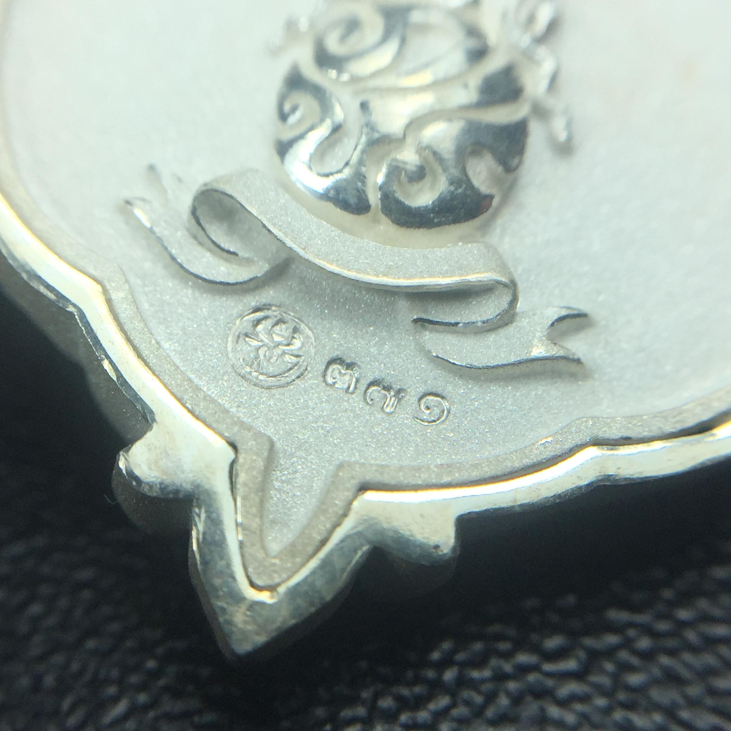 พระแก้วมรกต ภปร. ปี2547 จัดสร้างโดย รพ.ภูมิพลฯ เนื้อเงิน เหรียญทรงดอกบัว(1ใน3000องค์)