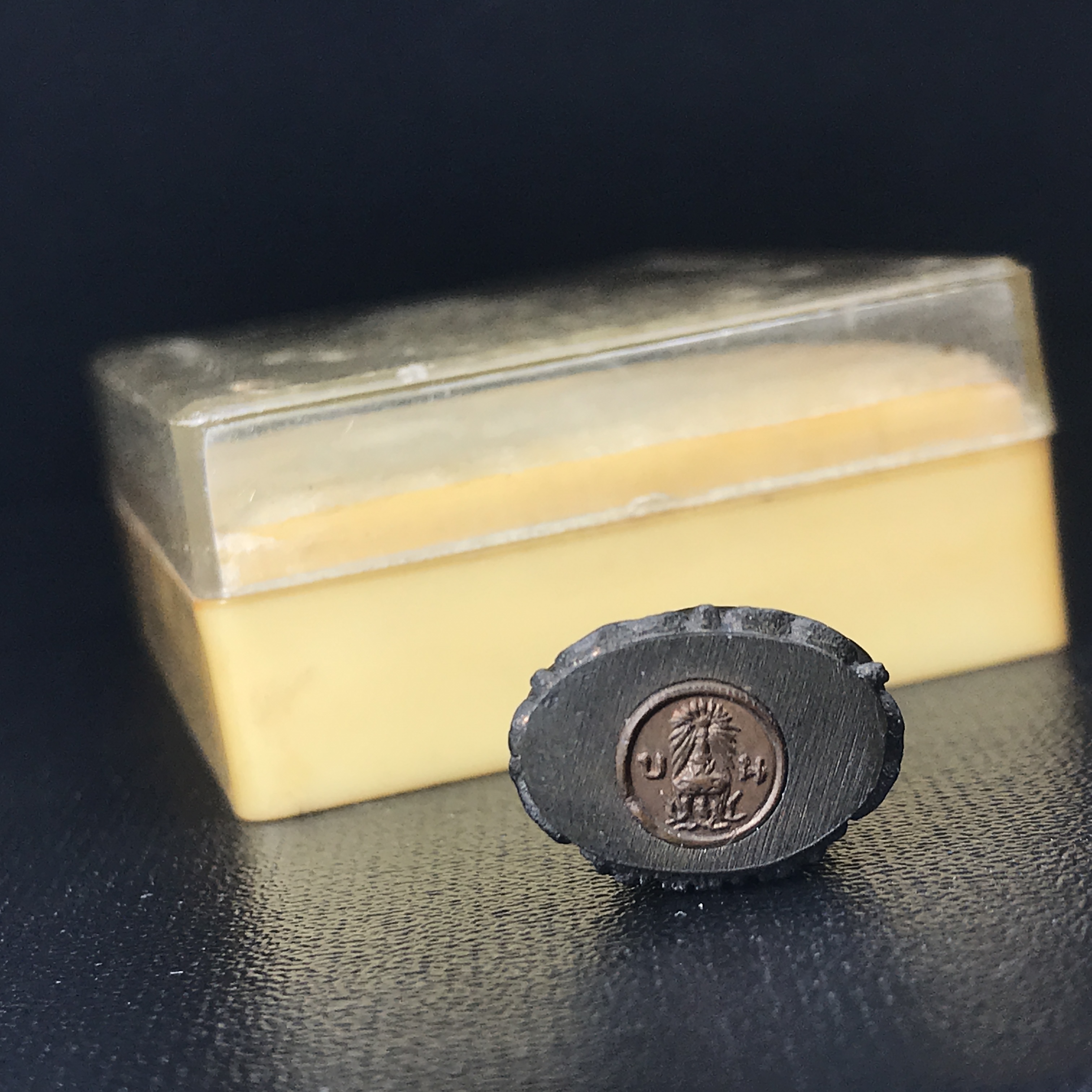 พระกริ่งไพรีพินาศ(รุ่นแรก สมเด็จพระญาณสังวร) วัดเพชรวราราม รุ่นเขาค้อ เนื้อนวโลหะ ตอกโค้ต ปี2520 จ.เพชรบูรณ์(1ใน2309 องค์)