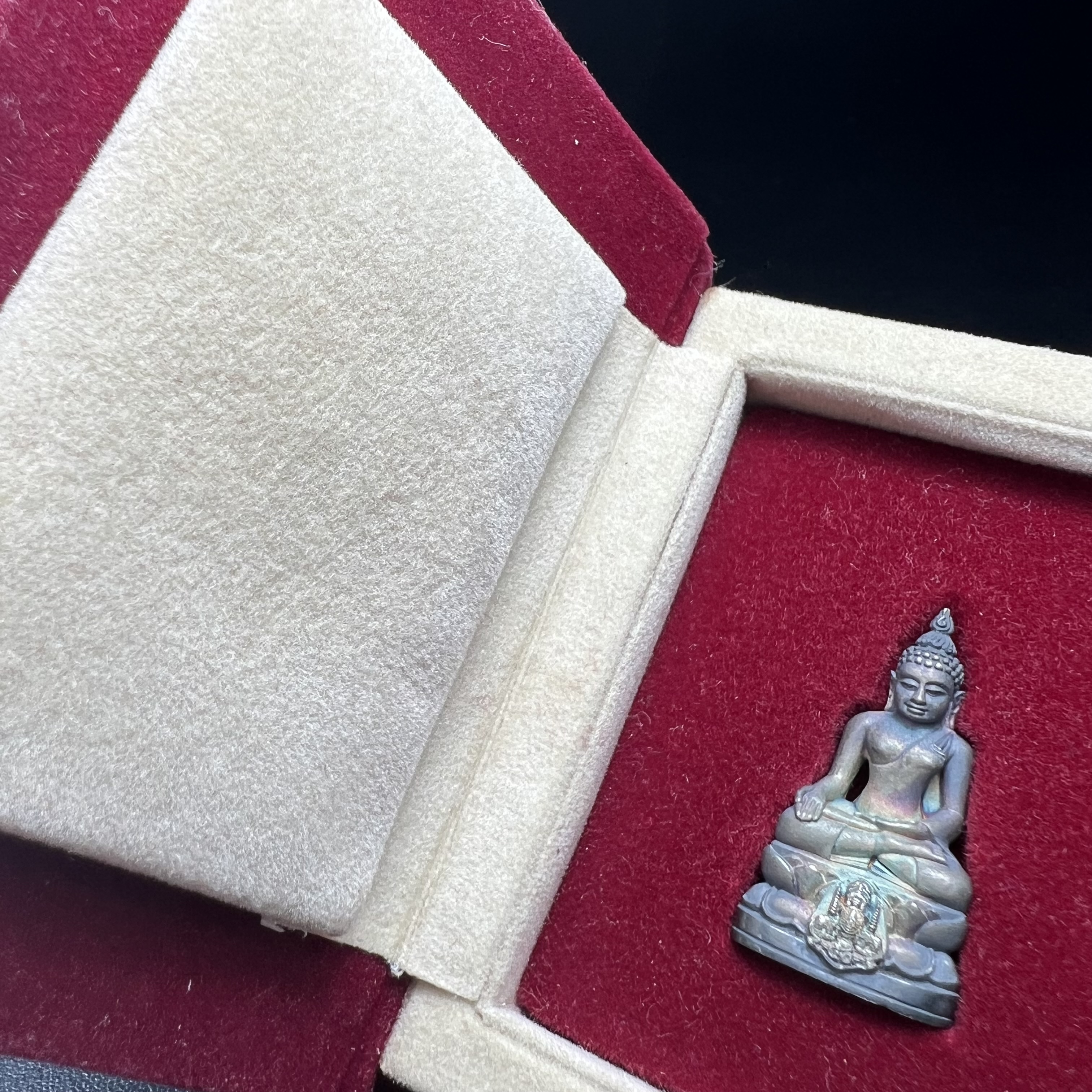 พระกริ่งไพรีพินาศ ตรากาญจนาภิเษก วัดบวรนิเวศวิหาร ที่ระลึกในหลวงรัชกาลที่9 ครองสิริราชสมบัติครบ 50ปี เนื้อเงิน(สภาพผิวเดิมขึ้นสีรุ้งธรรมชาติสวยแบบนิยม)(เสน่ห์พระเนื้อเงินสีสันที่ธรรมชาติสรรค์สร้าง)เข้มขลังทรงอานุภาพยิ่งใหญ่ กำราบศัตรูพ่ายสิ้น พระไพรีพินาศ