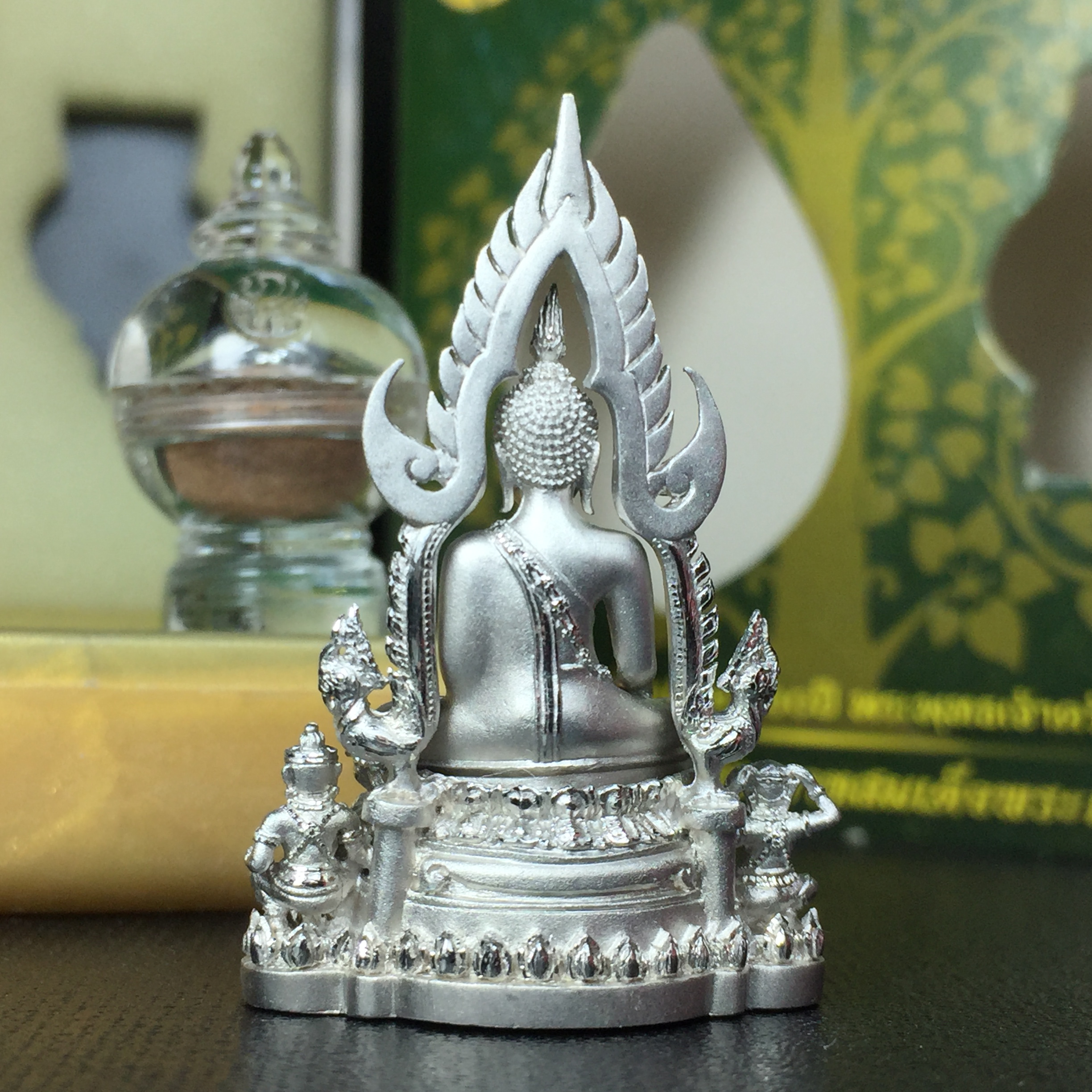 พระพุทธชินราช(จำลอง) ภปร. 84 พรรษา เนื้อเงินชุบทองคำขาว พิมพ์กลางขนาดหน้าตัก 1/2 นิ้ว(1ใน5000องค์) )(พระราชทานมวลสาร จิตรลดาและเส้นพระเจ้า(เส้นผม)รัชกาลที่9)