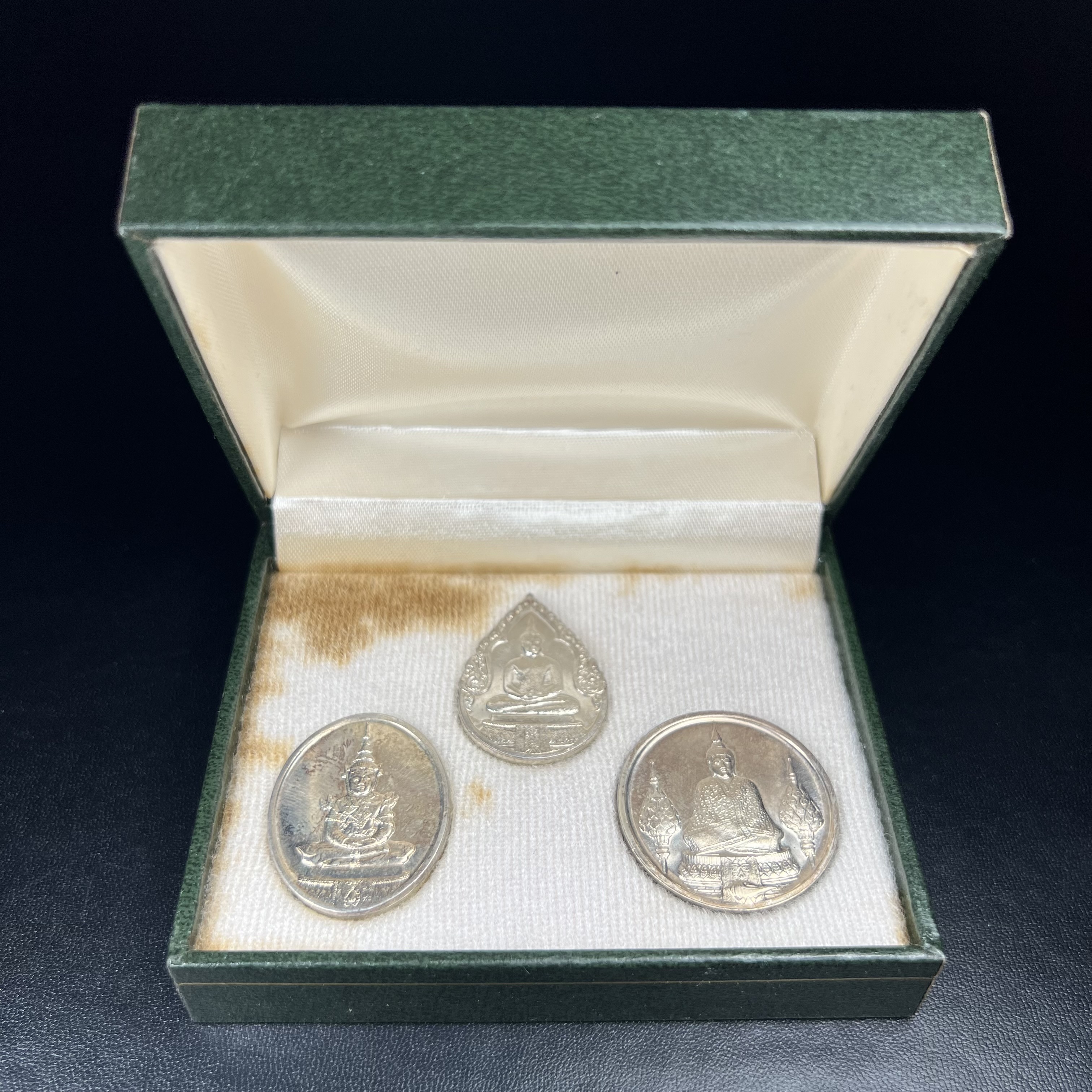 เหรียญพระแก้วมรกตหลัง ภปร. ฉลองกรุงรัตนโกสินทร์ครบ 200 ปี พ.ศ.2525 เนื้อเงินกล่องบรรจุเดิมครบ3พิมพ์(บล็อกพระราชศรัธา)(ในหลวงรัชกาลที่9 เสด็จในพิธี)พระคู่บ้านคู่เมือง...พระดี...พิธีใหญ่