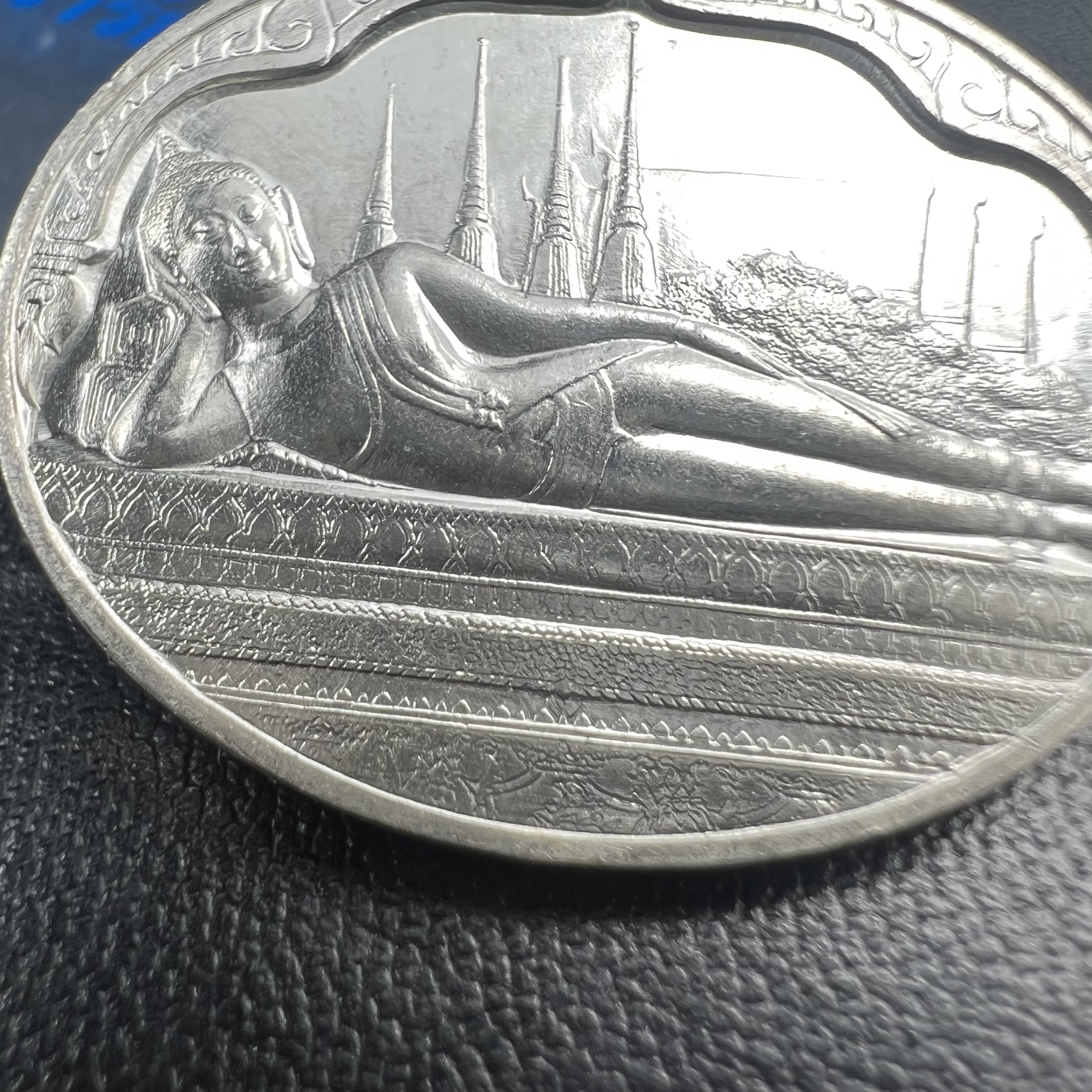 เหรียญพระนอน พระพุทธปรางค์ไสยาสน์ วัดพระเชตุพลวิมลมังคลาราม (วัดโพธิ์) หลัง ภปร. มหามงคลเฉลิมพระชนมพรรษาในหลวงรัชกาลที่9 ครบ 5 รอบ 60 พรรษา ปี 2530 (คัดสภาพสวยซีนซองเดิม)(เนื้อเงินพบเจอน้อยหายาก)เหรียญดี..พิธีใหญ่..พุทธคุณเยี่ยม