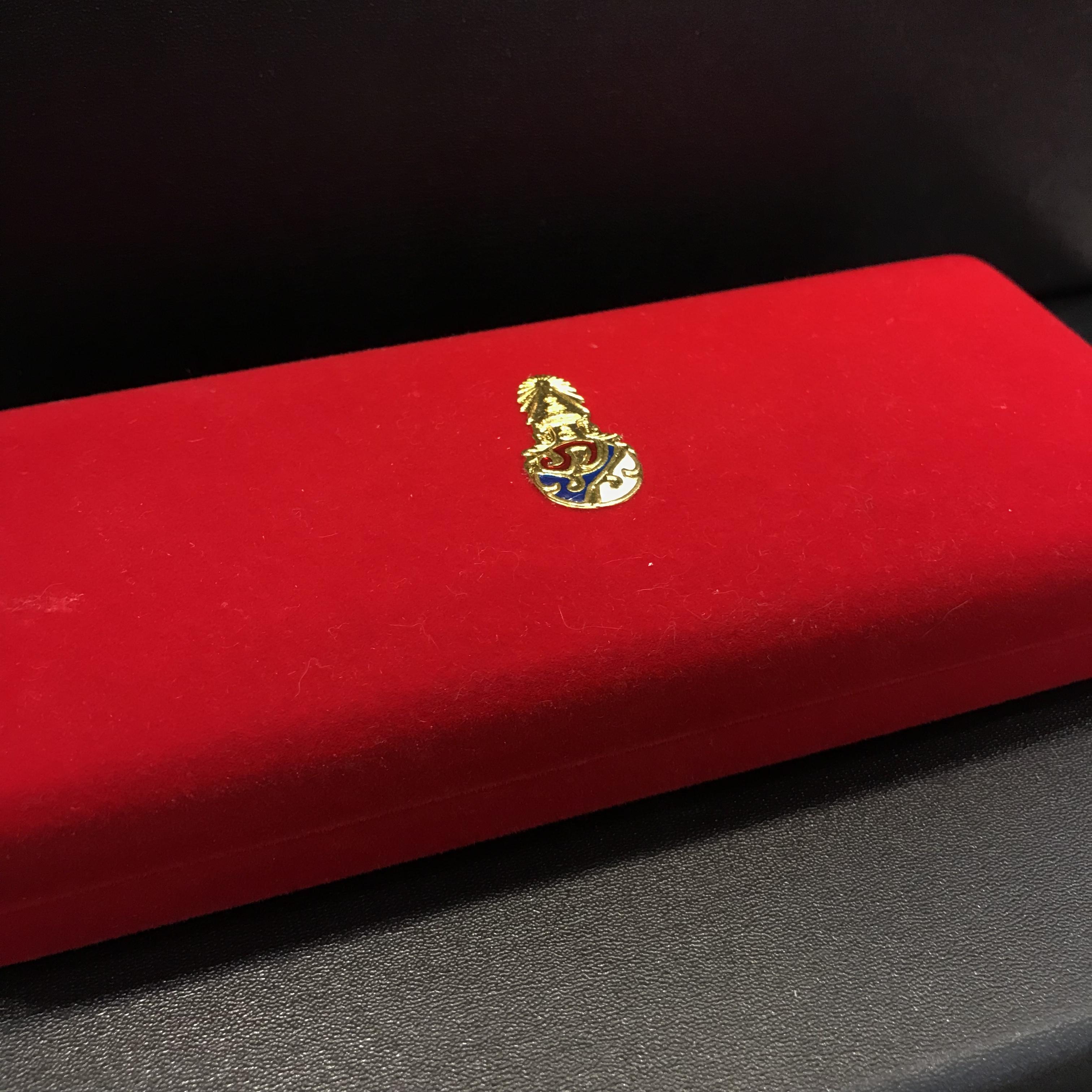 พระชุดของขวัญ 3 องค์ พระหลวงปู่ทวด ทรงกลีบบัวและกลีบขนุน เนื้อว่านดำ ภ.ป.ร. พร้อมพระพุทธสิงหธรรมมงคล ห่อหุ้มด้วยทองนพเกล้า ปี 2547